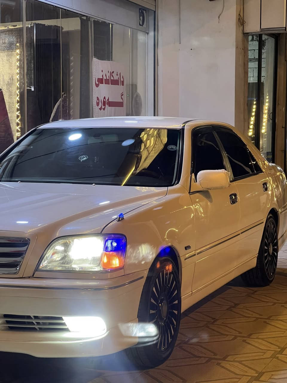 بەناوی خوا مەلیکە بڕاوە D4بچوک
سەیاررەکە دودوگمەی پەردەیە 
ئاوێنە کارەباو ئاوێنە شەفتە
چوار کوشن کارەبایە
سەیارەکە نمونەیە لۆک لۆکە 
لەڕسمەکەیە چۆنە ڕوبەڕو زۆر جوانترە
گێڕومەکینەی بەشەرتی سەت وەستا
هەیکەلی شوشەی
سەقفی شوشەی
سەیارەکە یەک دوسەو پەنجای مەسروف تیا نیە
تەقەو ڕەقەی بەشەرت
هیچ نوقستانیەکی نیە 
سەیارە هیماڵە هی مەحرەز نیە
تابڵێی جوانو دانسقەیە
شوێن ڕانیە  
سعر ٤٣مەحامەلە


**إذا كنت صاحب هذا الإعلان وتريد حذفه لأي سبب، رجاءا أرسل رسالة إلى الدعم الفني**