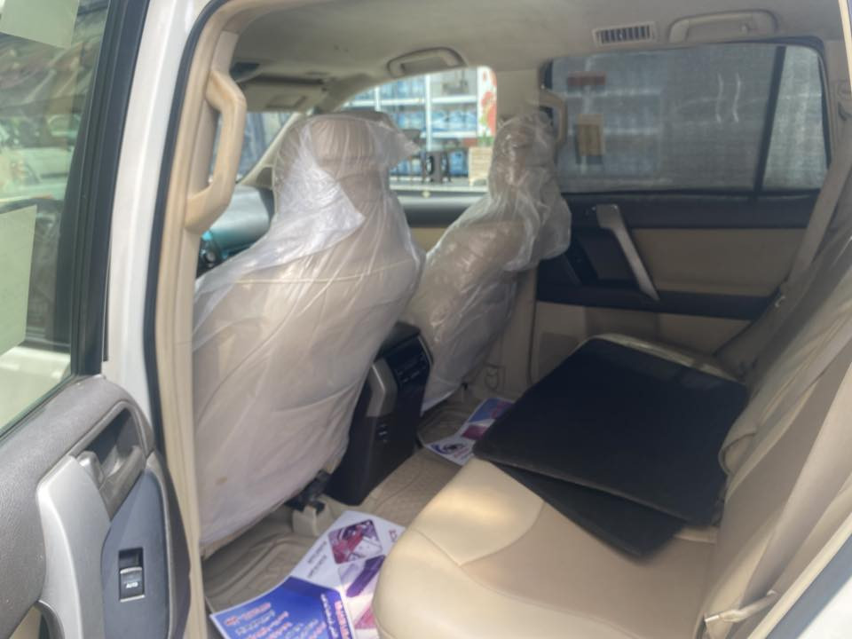 السلام عليكم 
لبيع فقط
برادو مديل 12
سياره نضيفه جداا 
مكفوله ضربه صبغ تبديل 
محرك 4مكفول
السياره موصفاته معروفه
رقم جديد اربيل راعيه موجود البصره وحالن سياره البصره وعندي وكاله ***********خابرني وتدلل
