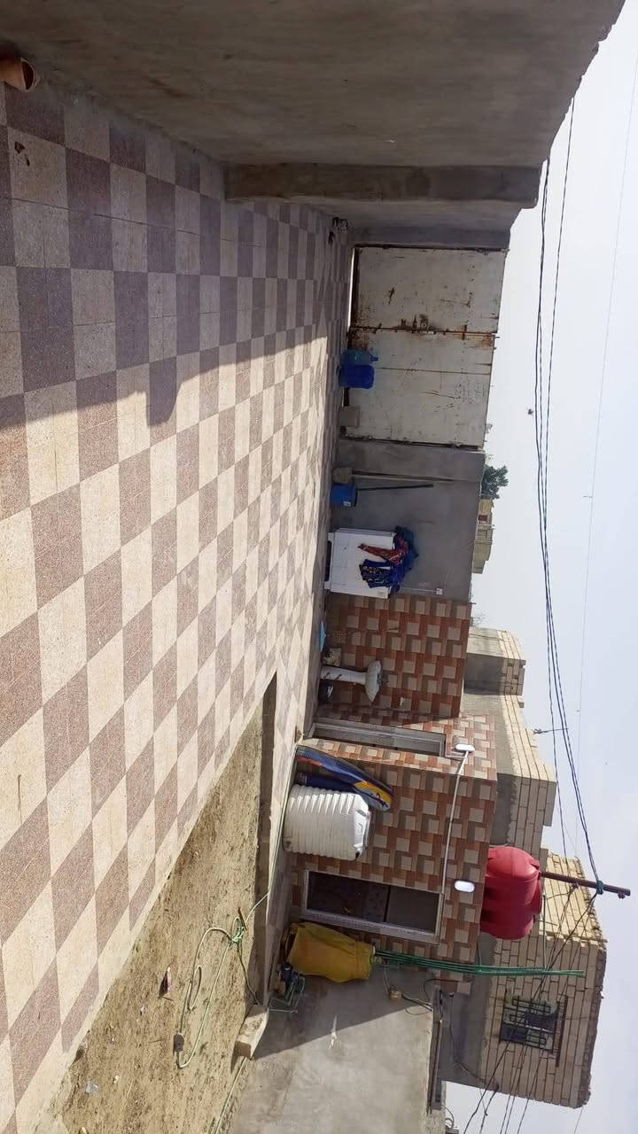دار للبيع في البيكات فرع حسينة ال جخيور جوه ب الاخير مساحه 220 البنيان البيت بلوگ كونكريت مسلح يحتوي على غرفه نوم وصاله وحمام داخلي ومنور ومطبخ وديوانيه وحممامات خارجيه وحديقه وساحت بيت جبيره وماي ومجاري وكهرباء باب البيت ومولد كلشي موجود *********** واتساب اتصال على هذا الرقم موجود السعر خاص

