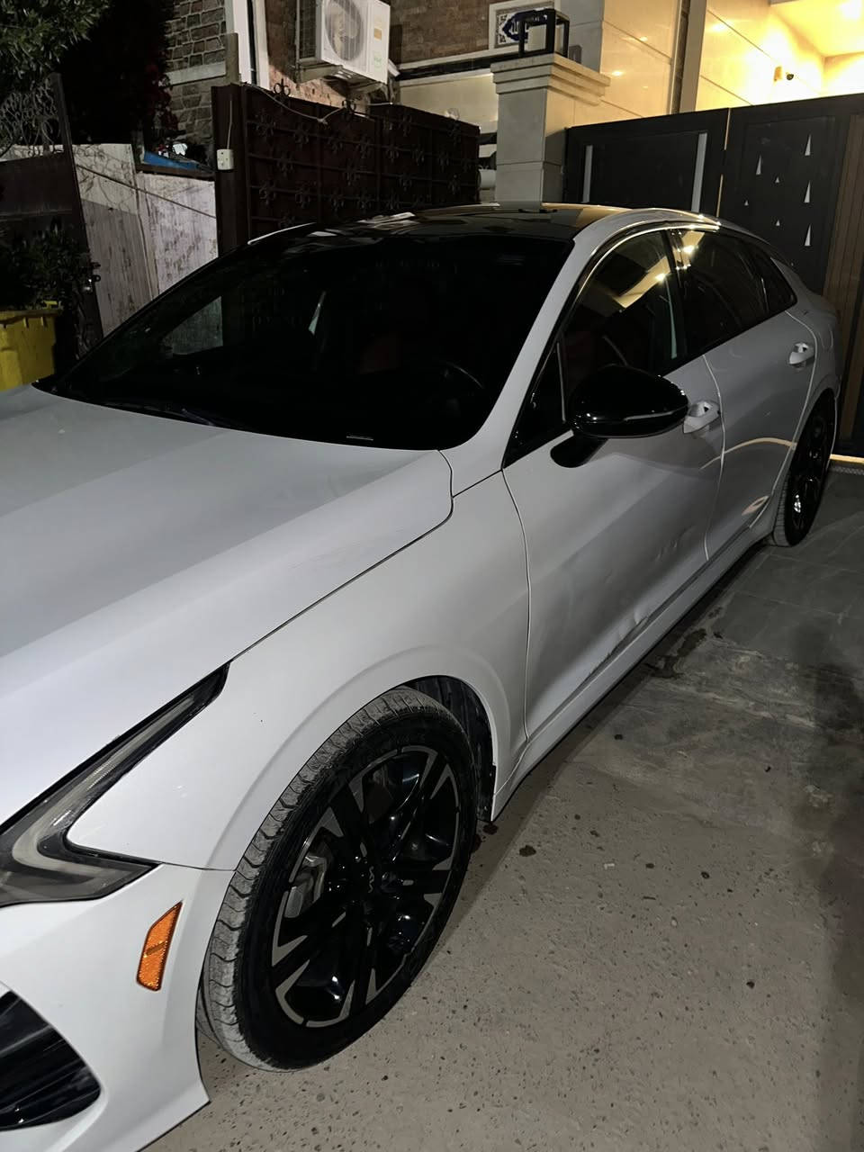 السلام عليكم 
…..للبيع….
Kia k5 2022 Gt-Line 1600 turbo 
اللون ابيض رقم اربيل 
محرك 1600 توربو 
المسافة المقطوعة : 79,000-80,000 km
صور الحادث موجودة بالمنشور
المواصفات :
* رادارات 360 
* رادار تفاعلي
* رادار نقطة عمياء 
* اشارة بالمري
* كشنات جلد احمر 
* تدفئة كشنات امامية 
* كرسي سائق كهرباء 
* بانوراما 
* 4 انظمة قيادة
* زينون ثلاثي العدسة
* سياقة شبه ذاتية 
* نظام تنبيه السائق و وقوف تلقائي 
* اوتو هولد 
* بصمة ابواب و جنطة 
* تشغيل عن بعد 
* ترحيب عند الدخول

مكان السيارة بغداد / الكرخ / القادسية 
السعر / 165 ورقة و بيهة مجال بسيط


**إذا كنت صاحب هذا الإعلان وتريد حذفه لأي سبب، رجاءا أرسل رسالة إلى الدعم الفني**