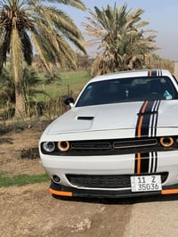 للبيع Dodge Challenger Sxt 2023 White 3.6L 6 فول (موصفات) ماشية 15 الف...