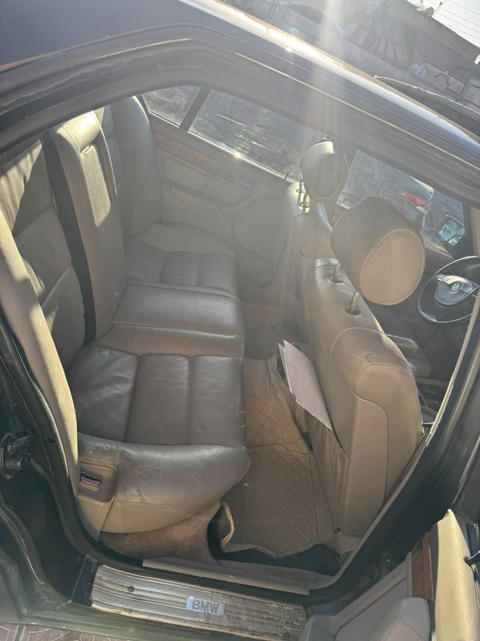 السلام عليكم 730 مسكر اصل بيه مكينه 40 كير مكينه كفاله حداديه نص ونص  صبغ جديد بعده حته مابولشه 
غرفه جديده توني شاده كشنات كهرباء  ويل خليه اصليه شاشه داش كام.  وشاشه ثانيه كاربلي السياره تعبان عليه حيل تبريده عوزه روله يعني اكثر شي  75 الف تبريد. السعر  62 وبيه مجال مكاني نجف *********** فقط بيع
