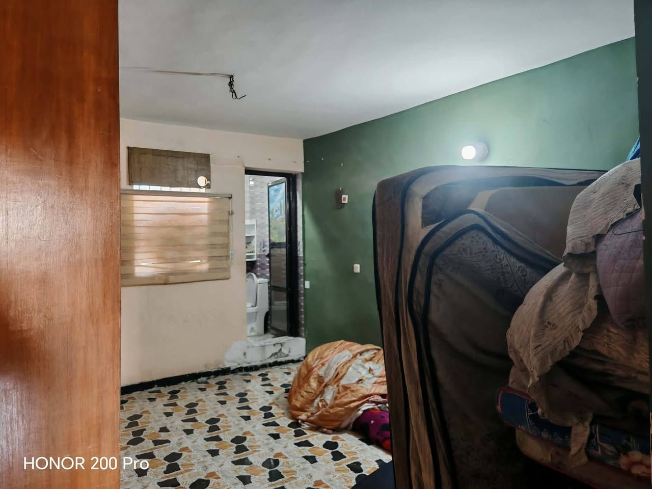 سلام عليكم يوجد بيت للايجار في منطقة حي الزهور المنصور خلف مستشفى الطفل المساحه ١٠٠م ٤ غرف يحتوي عل طرمه صغيره وصاله ومطبخ وصحيات وغرفه نوم والطابق الاول عل غرفتين نوم وصحيات والطابق الثاني غرفه نوم وصحيات وسطح للاستفسار الاتصال على الرقم *********** او *********** مكتب اليقين للعقارات بغداد المنصور
