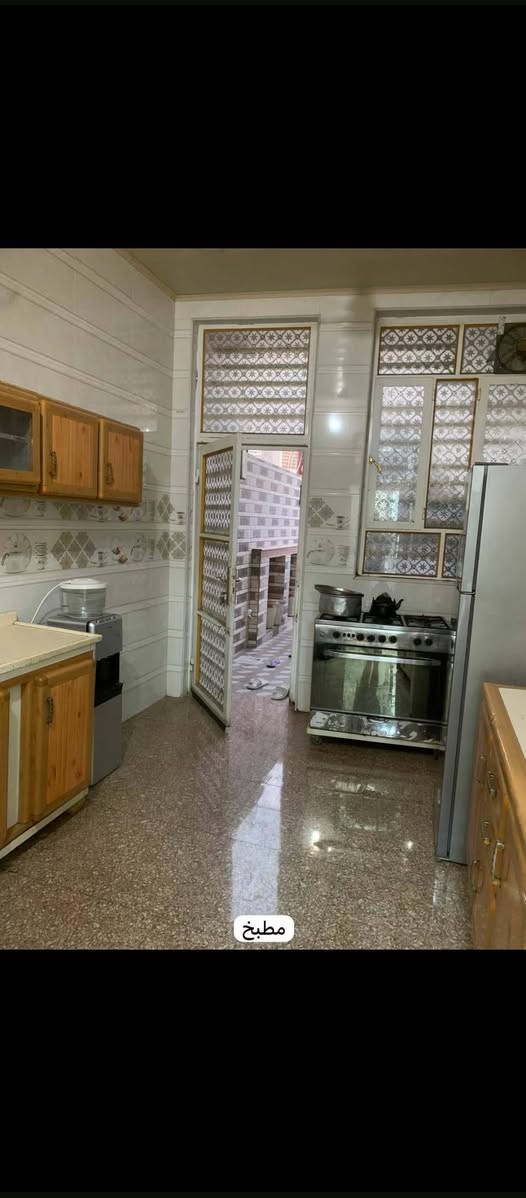 السلام عليكم بيت للبيع مساحته 200 متر طابو زراعي سند 25 طابقين الطابق الاول غرفتين  نوم وهول وصاله ومطبخ وصحيات والطابق الثاني غرفتين نوم وهول وصحيات وطارمه العنوان خلف مدينة حمورابي السياحيه تفاصيل اكثر مكتب حكيم عبدالله للعقار والمقاولات *********** بي واتساب أو خاص موجود
