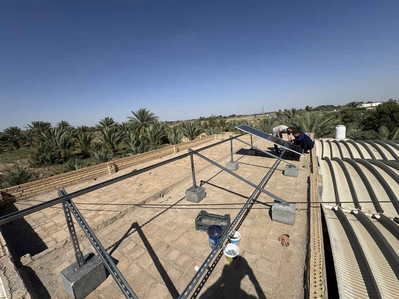 بحمدالله بيت جديد في ناحية الشوملي يودع مولده المنطقه وينعم بلراحة في اجواء الصيف الحار ☀️

تفاصيل هذا المنظومة🛠️⚙️
التجهز 12 أمبير نهاري 15 امبير ليلي حقيقي💯

1️⃣ ألواح شمسية نوع LONGi Hi-MO10 ضمان 10 سنوات

2️⃣ انفيرتر فيليستي قدرة 8kw
🔹مع  (Ip22)

3️⃣بطارية فيليستي سعة 15kw

4️⃣ استخدام بوردات أصلية 100% مع نظام حماية متكامل
🔹 حماية شاملة لكامل الشبكة المنزلية من أي عوارض كهربائية

5️⃣ بورد حماية خاص بدخول تيار DC إلى الانفيرتر
والبطارية إلى الانفيرتر

➕ بالإضافة إلى تنفيذ منظومة تأريض (Earthing System) لضمان أعلى درجات الأمان

📞 للاستفسار أو الحجز واتساب :***********

نقدم أفضل الحلول في مجال الطاقة الشمسية وبأسعار مناسبة وخدمة مضمونة
☀️
