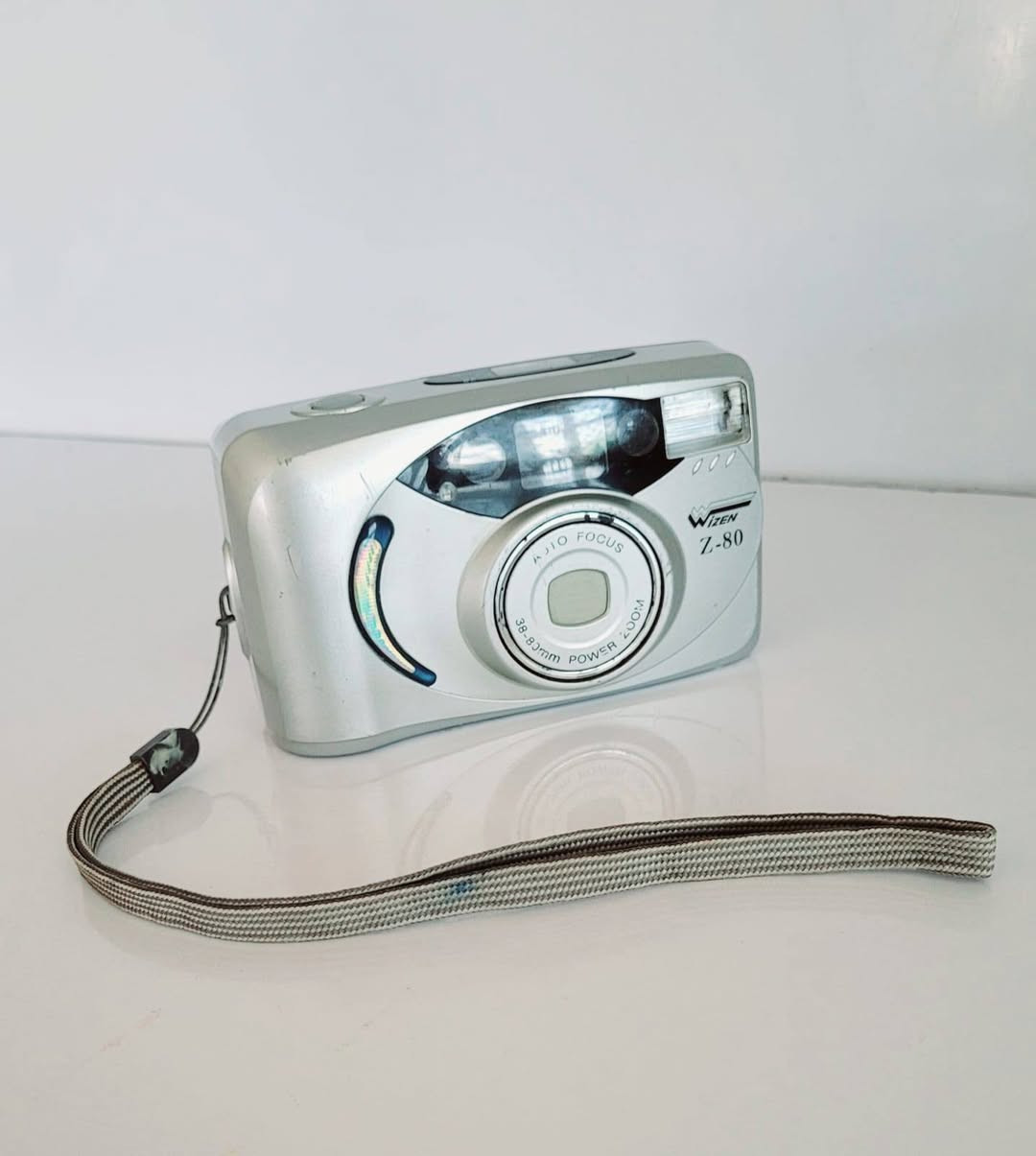 كاميرا Wizen Z-80 Power Zoom كلاسيكية.
 هي كاميرا فيلم تماثلية مدمجة (Point & Shoot) تعتمد على أفلام بمقاس 35 ملم. تم تصنيعها في التسعينيات ومطلع الألفينات وتتميز بكونها آلية وسهلة الاستخدام للغاية.
المواصفات الأساسية للكاميراالعدسة: عدسة تقريب ميكانيكية (Power Zoom) بمدى بؤري يتراوح بين 38-83 ملم.التركيز: نظام ضبط بؤري تلقائي (Auto Focus).
الوميض: فلاش مدمج متعدد الوضعيات (تلقائي، تقليل العين الحمراء، تشغيل، إيقاف).
الميزات المضافة: تحتوي على مؤقت ذاتي (Self-Timer) وشاشة LCD صغيرة في الأعلى لعرض عدد اللقطات وحالة البطارية.
الطاقة: تعمل عادةً باستخدام بطاريات قلم عدد 2 لتشغيل محرك التقريب والفلاش التلقائي.
هذا المواصفات اخذتها من الكوكل 
الكاميرا مستخدمة نظيفة السعر :  25 الف شامل التوصيل


**إذا كنت صاحب هذا الإعلان وتريد حذفه لأي سبب، رجاءا أرسل رسالة إلى الدعم الفني**