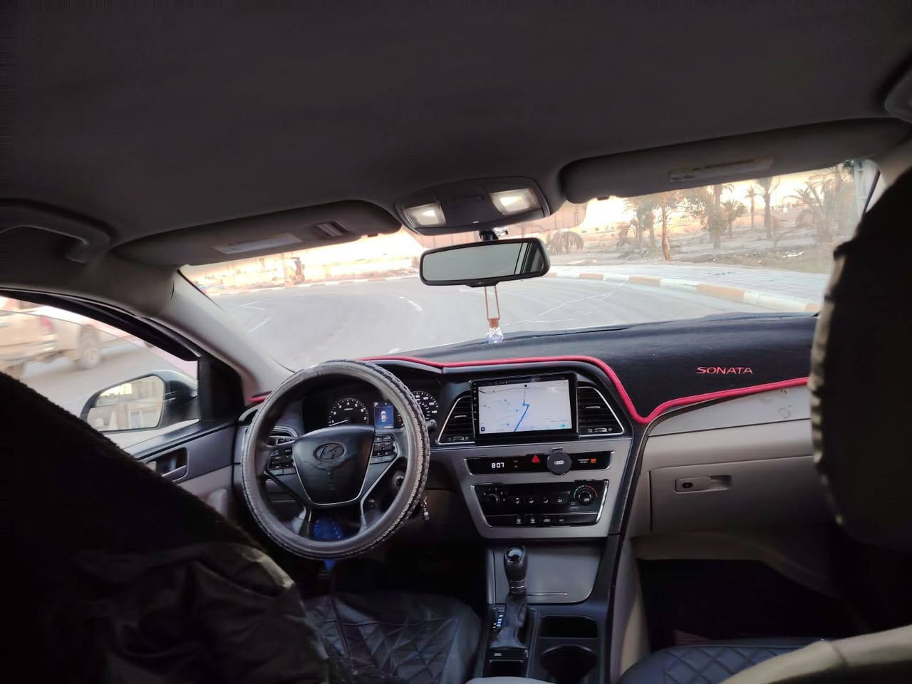 السلام عليكم سياره نوع سوناتا موديل 2015 وارد امريكي بيه بس بنيد  ايبل  واحد السياره كفاله كير مكينه حداديه تخم تاير تبريد مكينه 2400 لغود وشواصي مكفولات لسياره حلوه وجديده نص فول السعر 118 وبيه مجال عنوان  كربلاء رقم الهاتف ***********
