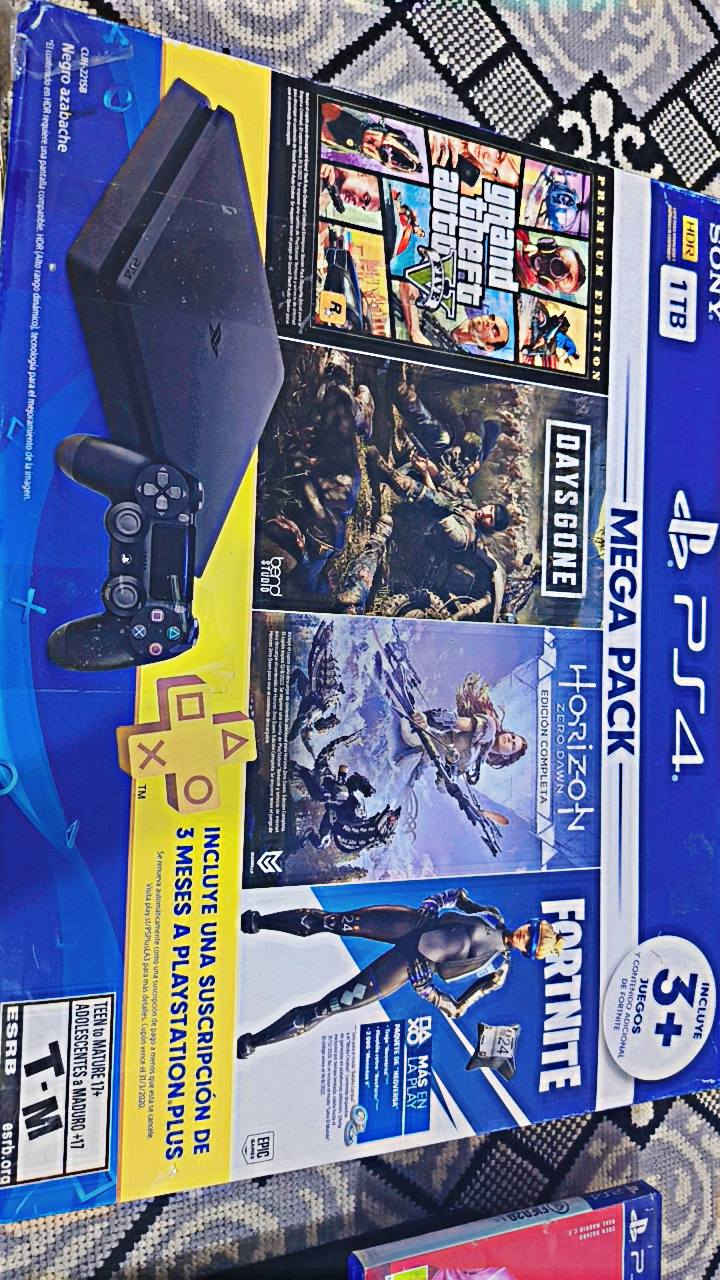 بلي فور للبيع مسدخدم تقريبن10 ايام مع قرص وثنين يداتت بعده بل كارتونه اي  ستفسار خاص تواصل واتساب ***********
