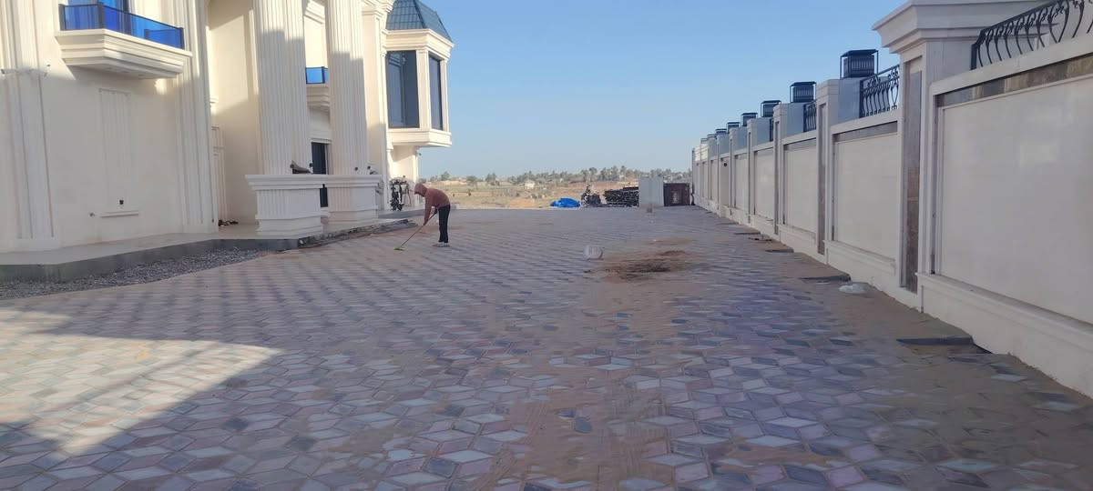 السلام عليكم كادر بناء وتسليح حديد وفرش حجر وتصعيد بلوك فرش التراب وتأسيس مجاري ونجاره وصب وحدل وتطبيق رصفه خابر *********** وبسعر مناسب
