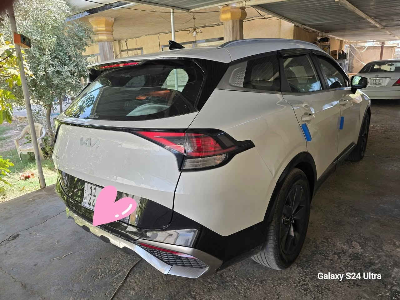 السلام عليكم  اقراء التفاصيل قبل لاتتصل كلشي كاتبه 
سبورتج كاز انجكتر ادبلو سوبر محرك 2000 موديل 2024 وارد كوري كاز بلادي رقم بغداد باسمي انكليزي 
ماشيه 14 كم زيرو حادثها صاعده جزره او حديده وجه الشاصي من جهة الكاع ويم الواقيه مال الطين باللغد همين ضهر الشاصي يم الباتري مابيه شي ولا اللغد بيهن شي فقط يم الدبل اكو تصليح قليل 
السياره أقصى سرعه توصل لل 160 مقفوله من الشركه يرادلها ابو جهاز يفتح القفل 
السياره فول عدى الفتحه كامرات مري شفط من تعلك اشاره جانبيه يتحول الكيج إلى كامره تدفآة وتبريد بالكشنات تقديم وترجيع بالبصمه تشغيل عن بعد فول مواصفات عدى الفتحه دواخل لونين مشمشي وفحمي مابيها نقص فقط قفلة الرون مايصعد اكثر من 3  وتمشي 160 كم أقصى سرعه 
كير ماوس اربع وضعيات قياده كيرها 8 نمر عدى البك شنو ابالك مواصفات بيها واقتصادية جدا التفويله 40 لتر تمشيها حدود 750 كم  بيها الجاملقات جهة السايق بيه صبغ والعكسه مفتوح ومشدود والبنيد بيه طعجتين صغار 
ترايها للبصره محرك صوته ناعم مو خشن  الجناي يعرف قوه محركات الكاز 
سعرها 165 ورقه بدون مراوس بدون مراوس فقط بيع جماعت ال 155 لاتتصل مابيع ب 155 
مكاني بغداد  *********** 
السياره وارد كوري اصل كاز مو تحوير
