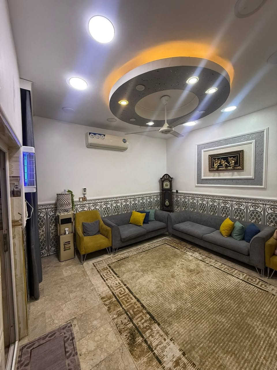 بيت للبيع مساطحة ساحة الحمزة قرب مستشفى الولادة الحبيبية  65 متر 6.5 *10 بناء حديث الموقع جيد قريب على الشارع 

الطابق الأرضي / يحتوي مدخلين ستقبال + مطبخ بارد + هول حولي + مطبخ حار + منور + صحيات

الطابق الأول / يحتوي على غرفتين منام + صحيات 
الطابق الثاني / يحتوي على بيتونة كبيرة + سطح 

ارضية الطابق الأول مرمر
ارضية الطابق الثاني بورسلين 
***********
