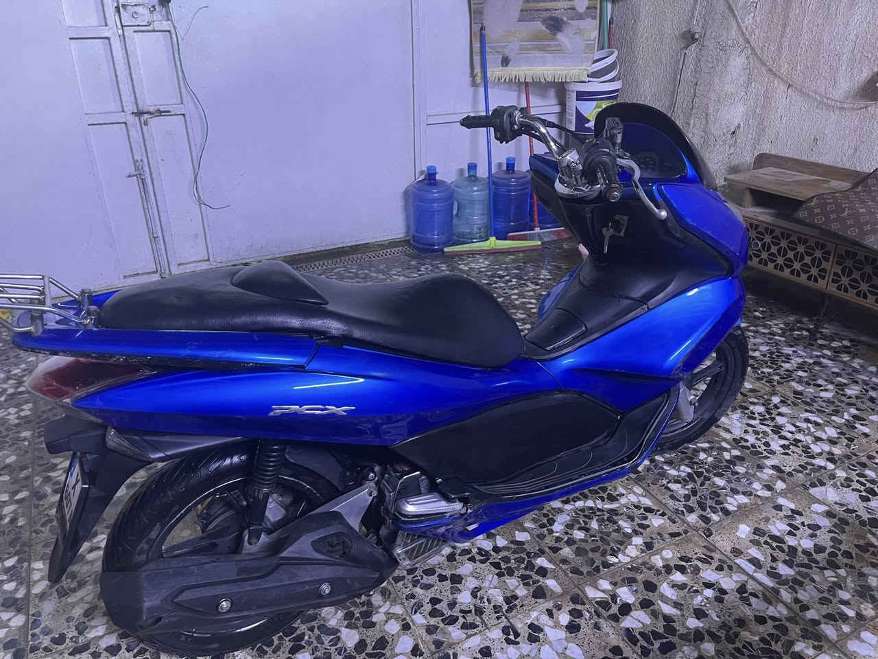 سلام عليكم دراجه pcxالجيل الاول ياباني دراجه مكينه مكفوله لاتبخير لا تنقيص مكينه خير من الله كهربائيات كلهه شغاله لايتات زنون ستاند حساس دراجه نضيفه مثل ما موضح بالصور  وبيه نقوصات بصيطه سعر مليون و200وبيه مجال بسيط حك الجيه رقم ***********رقم متواجد بي واتساب مكاني الامين الثانيه
