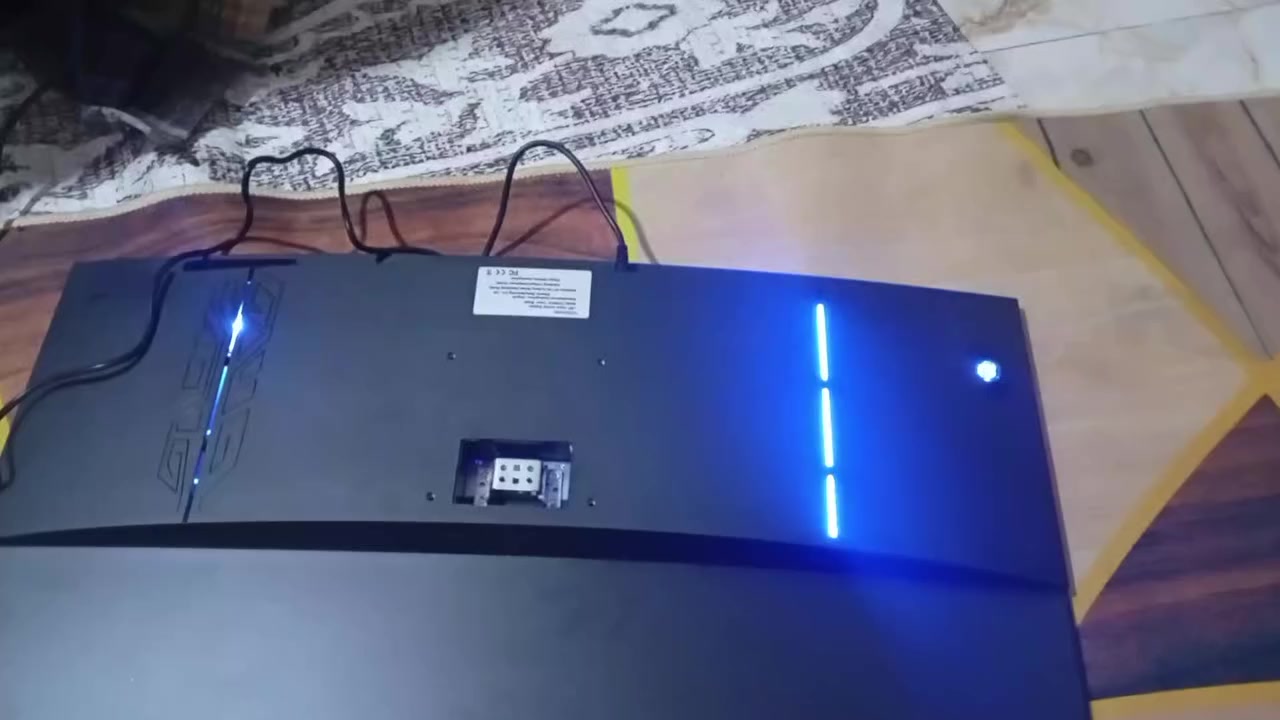 شاشه حجم 32 2k كيرف 165 هيرتز بل كارتون بس معه الاسف انكسرت ب شحن اطوني بيه اي سعر مكان كربلاء ***********
