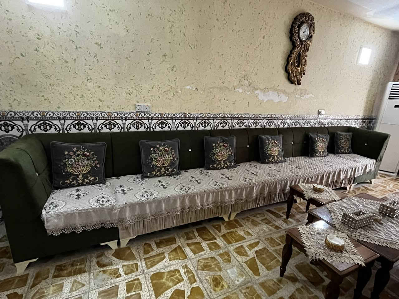 السلام عليكم تخم ديوان للبيع درجة اولة تفصال 10 امتار نظيف جداً يجي مع سيت طبلات و 12 كوشة و تلبيستهم وتلبيسة تخم و ذني كلهم ب 500 الف و بي مجال بسيط مكاني بغداد حسينية راشدية متواجد واتساب فقط
***********
