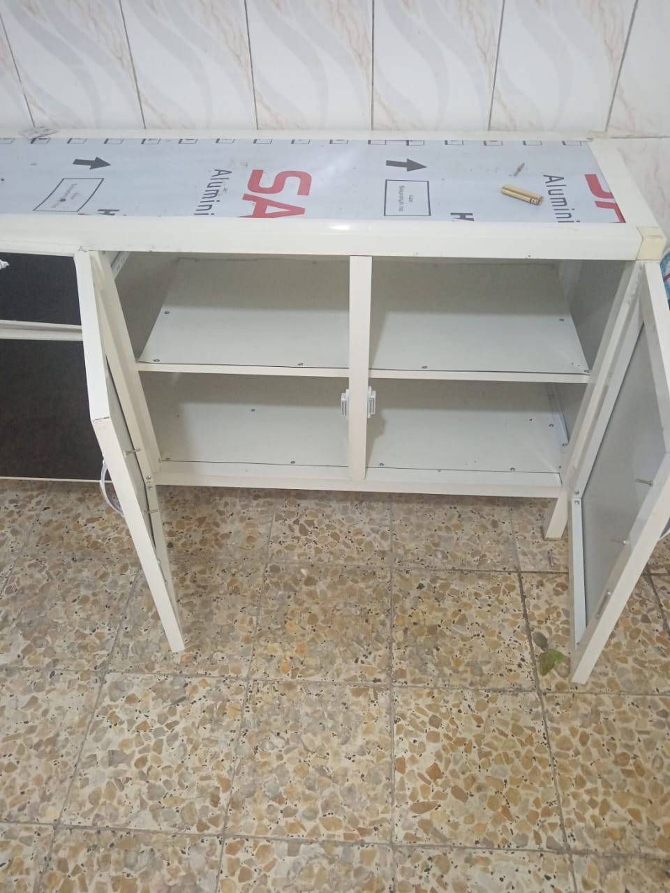 كاونتر متر ونص  السنك الملحق والكاونتر مترين 
3قطع للبيع 
***********
