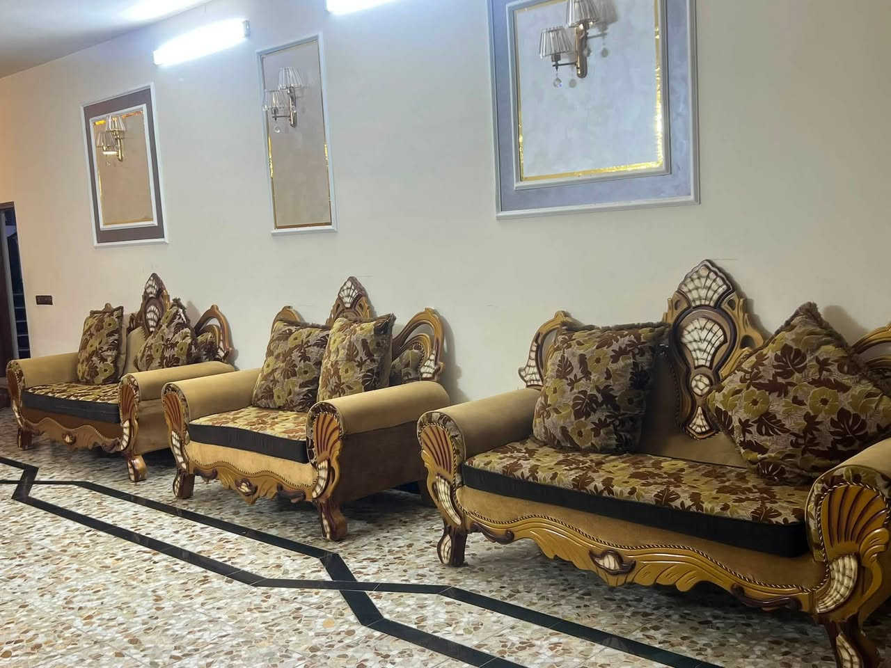 السلام عليكم تخم عدد ٢نفس التفصال السعر الواحد مليون وبي مجال عشر مقاعد الرقم لاستفسار ***********
