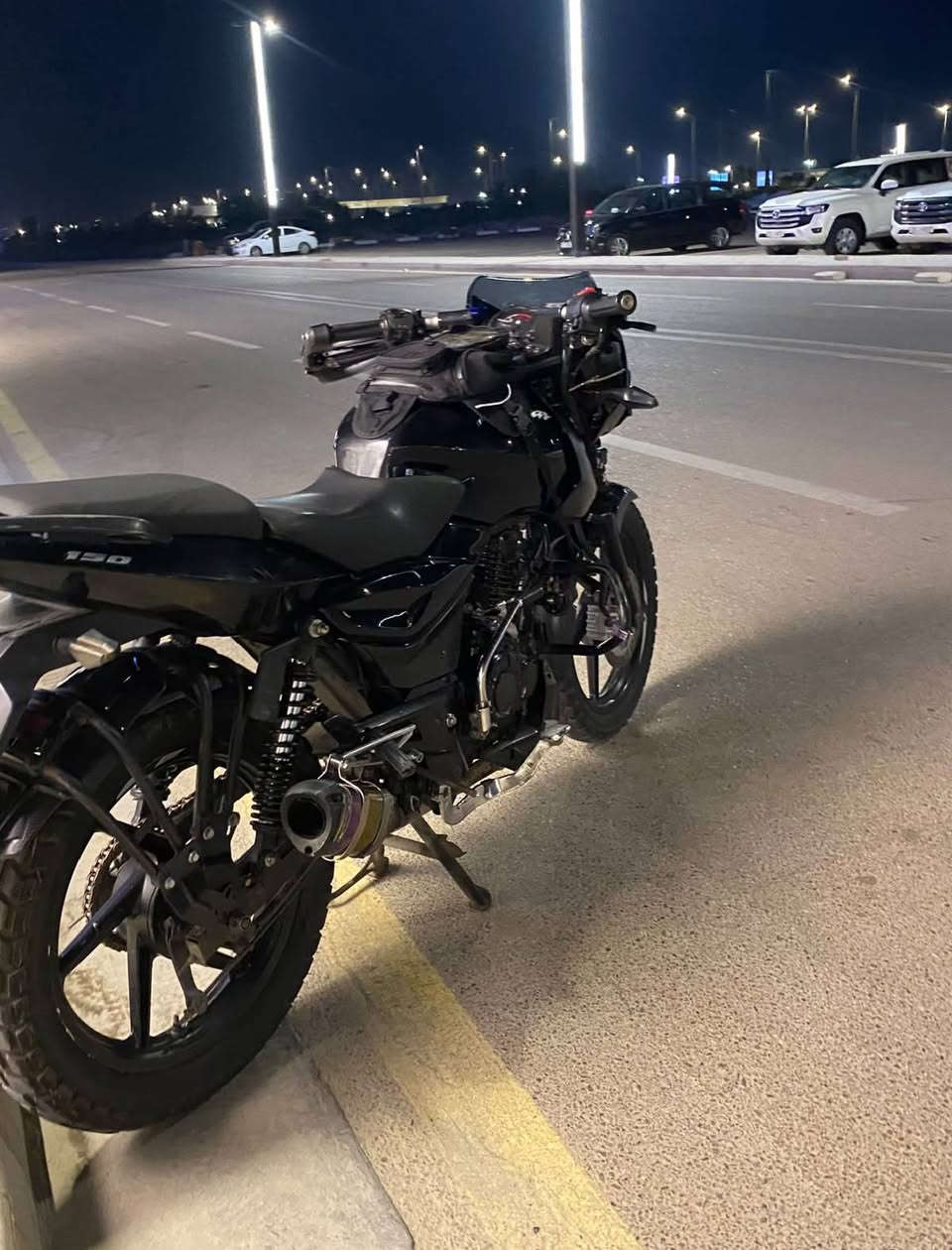السلام عليكم دراجه بوسر 2023نضيفه مرقمه بغداد بس مو بأسمي بأسم صاحبي متدفع ولا ربع اله تتفق ويا شوكت تحول نضيفه وخير من الله صالنصه ربع نقصه بس مازده ودشبول السعر 1850بيه مجال للشراي مكان بغداد البياع تواصل على الرقم واتساب تلي رصيد موجود ***********
