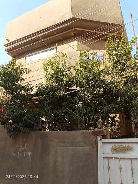 سلام عليكم مكلف بالنشر / 
بيت مساحه 110متر  مكون من طابقين 4 غرف نوم وكلدور ومطبخ واستقبال وصحيات خاجيه وداخليه شرقي وغربي  البناء بلوك صب كونكريت مسلح فوك وجوة  كهربائيات  درجه اولى  بيت متعوب عليه المكان كريطعه فرع ابو ياسر الخباز  تبليط مسافه عن شارع العام يم بيت مكي ابو احمد سند 25 
رقم صاحب الدار  مراسله واتساب او اتصال 
  ‏‪0770 758 7928‬‏ 
السعر  65 وبي مجال
