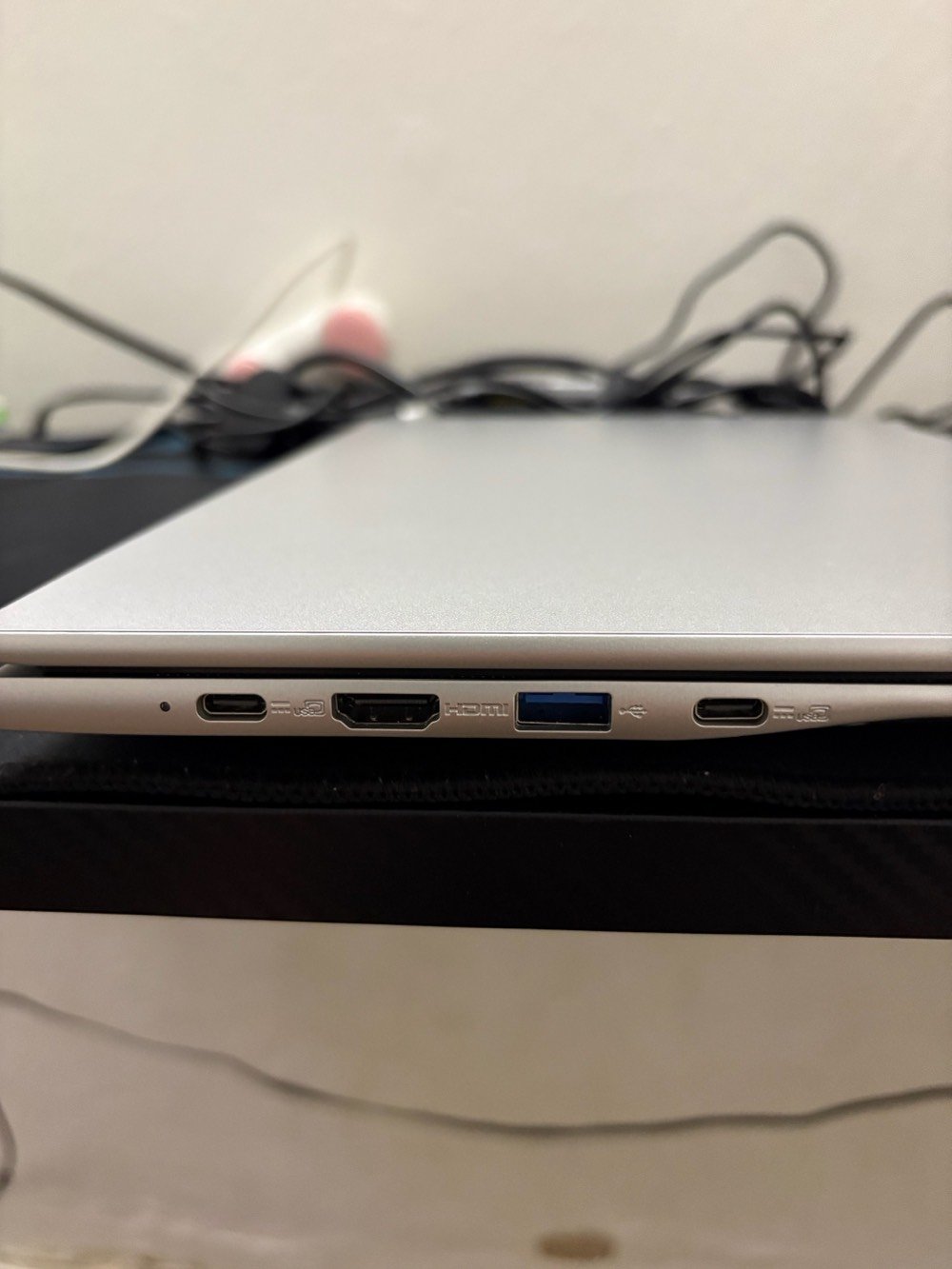 للبيع: لاب توب Acer Aspire Lite 15 (جديد بحالة الوكالة

جهاز ألترا بوك أنيق ونحيف جداً، يتميز بأحدث معالجات إنتل (Intel Ultra) مع كفاءة طاقة ممتازة وأداء سريع جداً، اللاب توب الجديد تماماً (كما موضح في الصور).

الموديل: Acer Aspire Lite 15 (AL15-54P)
 المعالج (Processor): من أحدث معالجات إنتل ذكاء اصطناعي Intel® Core™ Ultra 5 115U (بسرعة تصل إلى 3.50 GHz)، أداء قوي جداً للمهام اليومية، الدراسة، والعمل الذكي.
 الذاكرة العشوائية (RAM): بحجم 16 جيجابايت DDR5 (بسرعة فائقة جداً 6400 MT/s) لتصفح سلس وفتح عشرات البرامج في وقت واحد دون أي تهنيج.
 الهارد (Storage): من نوع السريع جداً SSD بسعة 512 جيجابايت (المساحة الفعلية المقروءة 477 GB)، يضمن لك إقلاع الويندوز والبرامج خلال ثوانٍ معدودة.
 كرت الشاشة (Graphics): Intel® Graphics المدمج المتطور.
 نظام التشغيل: نسخة أصلية من Windows 11 Pro (64-bit) مفعلة وجاهزة.
 لوحة المفاتيح: كيبورد كامل مريح جداً في الكتابة يحتوي على الأحرف العربية والإنجليزية.

منفذ HDMI لربط اللاب توب بالشاشات الخارجية أو التلفزيون.
 منافذ USB-C حديثة ومتعددة الاستخدامات.
 منافذ USB 3.2 التقليدية لنقل البيانات بسرعة.
 منفذ لقراءة كروت الذاكرة MicroSD.
 منفذ سماعات الرأس الـ AUX (3.5mm).

حالة الجهاز: جديد تماماً ونظيف جداً، بدون أي خدوش أو عيوب (تاريخ التصنيع حديث جداً 2024/03/03 كما في ملصق الظهر في image_3.png).
الملحقات:الشاحن الاصلي الخاص به
السعر (مليون وبيها مجال)
مكاني بغداد
***********:رقمي