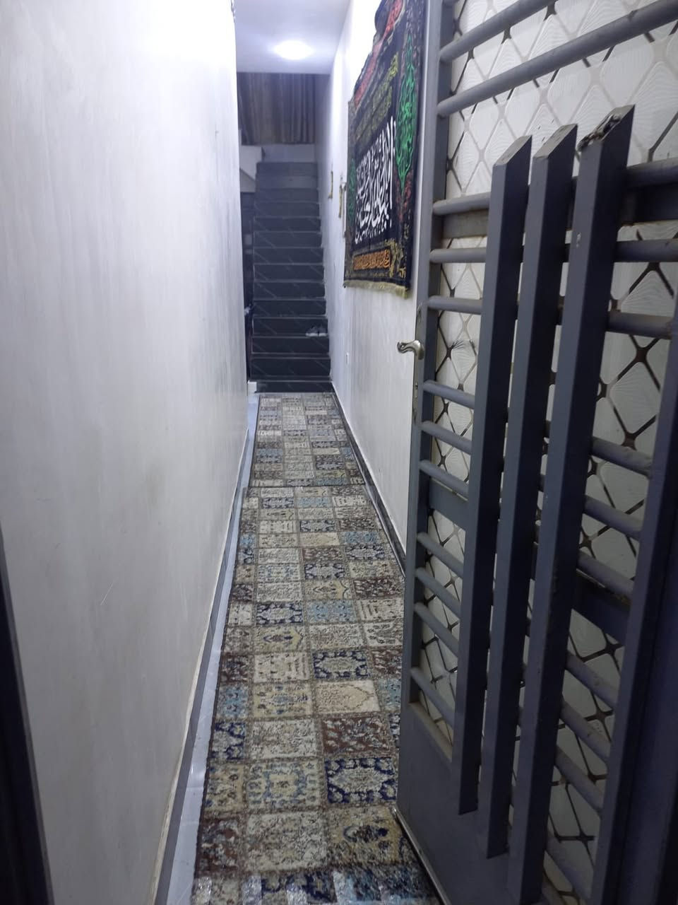 السلام عليكم بيت للبيع بسكينه الزراعي مساحه 100  مقاطعه 2/9 سند 25 فرع صيدليه هاله وليد 
بيت نظيف جدا بناء قبل سنتين كامل الخدمات ومقرنص 
للاتصال / ***********
السعر 110 وبي مجال بسيط
