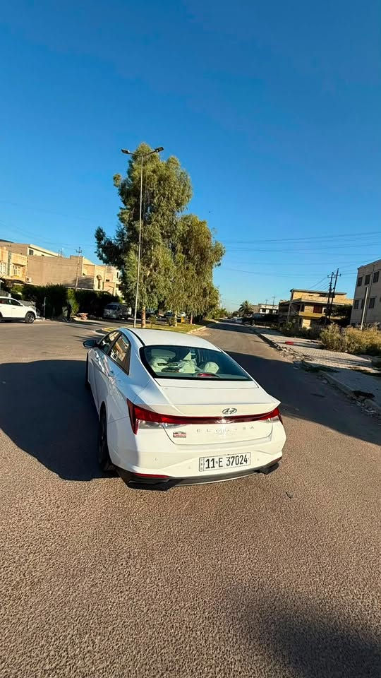 سلام عليكم شباب النترا  موديل 23سياره بعدها فابلون شركة لا صبغ ولا حادث ولا ضربه سياره كفاله من دعامية للدعامية والكير والمحرك شرط استخدام مره سياره خليجي كلين بدون حادث بيها رادارات امامي خلفي بيها فتحه سقف واشاير بل مري تحكم ستير سويج مو بصمه تحكم فتح جنطه عن بعد  محرك 1600 دوش تنفس طبيعي سياره ماشيه 3 الف زيرو زيرو من شركة على ايدي ما ملعوب بيها رقم *********** سعر السيارة 157 ورقه وبيها مجال للشراي
