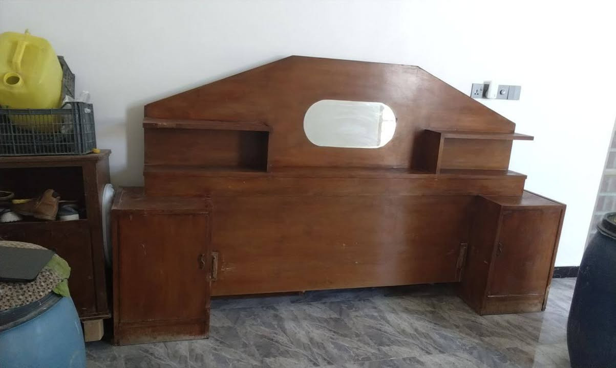 أغراض أخشاب للبيع مكتبه جرباية مع زاوية مع ميز مع بوفية مترين تسكام بأسعار مناسبة للاستفسار الإتصال على الرقم ***********
