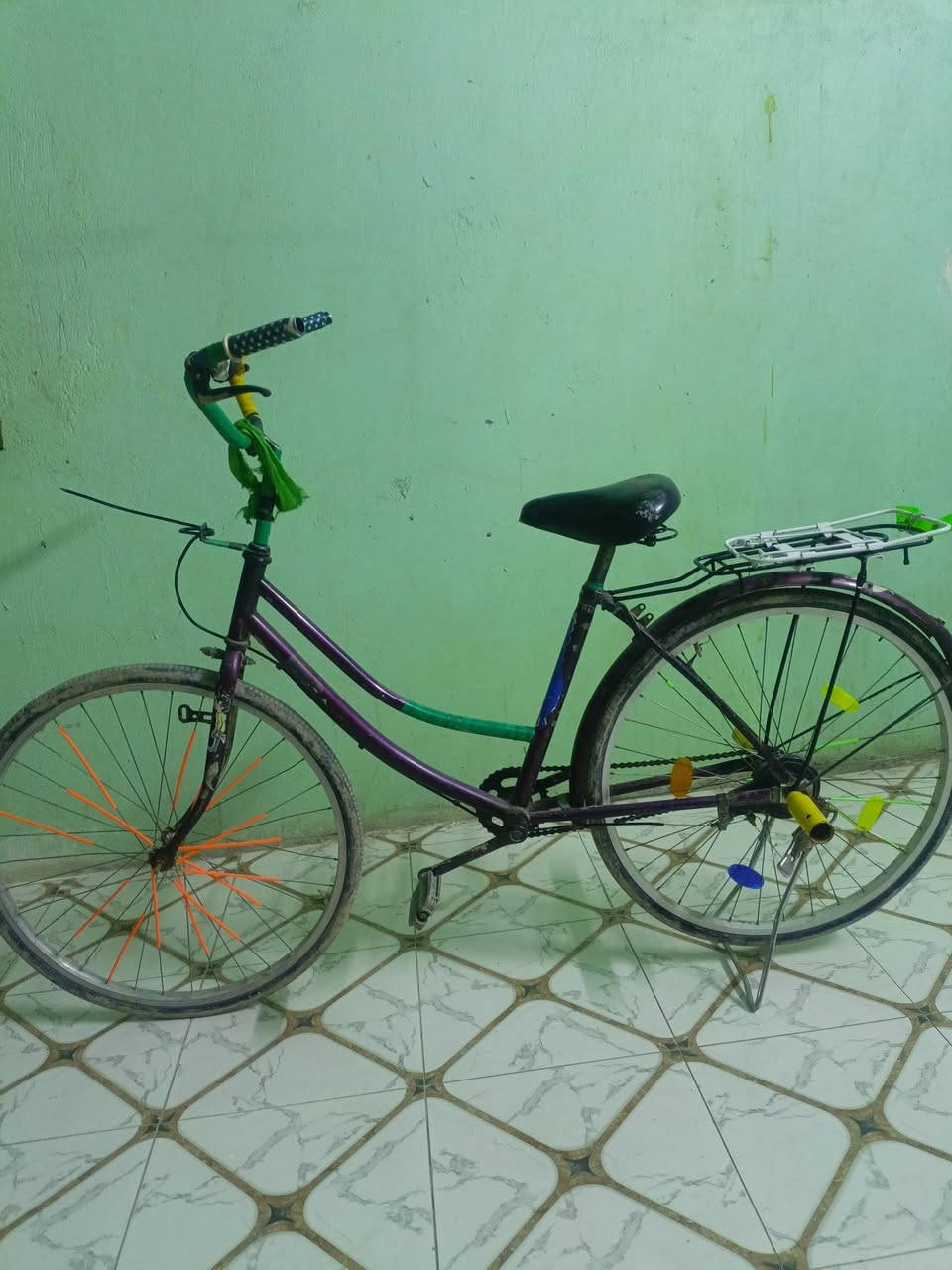 سلام عليكم شباب بايسكل بناتي للبيع نضيف ***********
