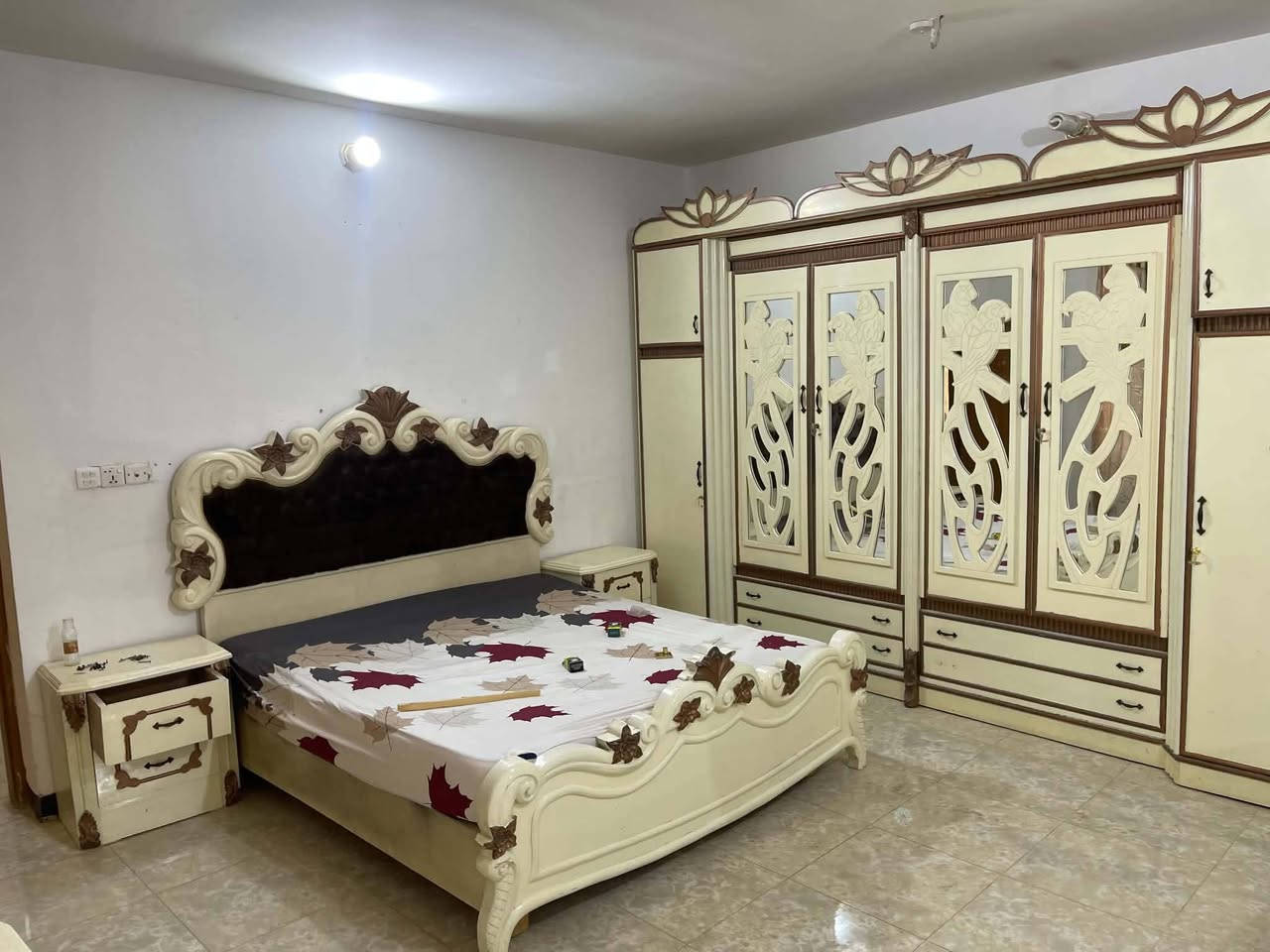 شقه مؤثثه  الايجار 🏠 طابق ثاني 

يحتوي على غرفه  نوم كنيدور واستقبال ومطبخ وصحيات

الموقع 🌏خلف مدينه حمورابي السياحيه 

الاستفسار الإتصال بالرقر  ‎***********متوفر واتساب
