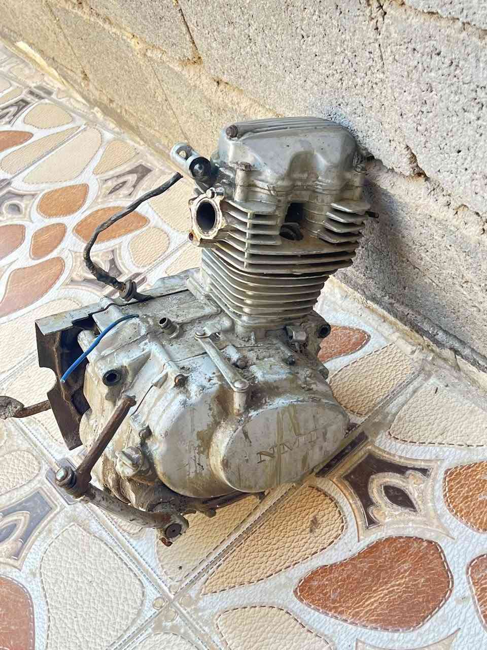 مكينه للبيع نامن شلامجه قديمه شغاله ما بيها شي بس بيها عتلت گير ملحومه نضيفه المكينه بس وصخه السعر 75 الف اذا شراي تعل خاص وتدلل ***********
