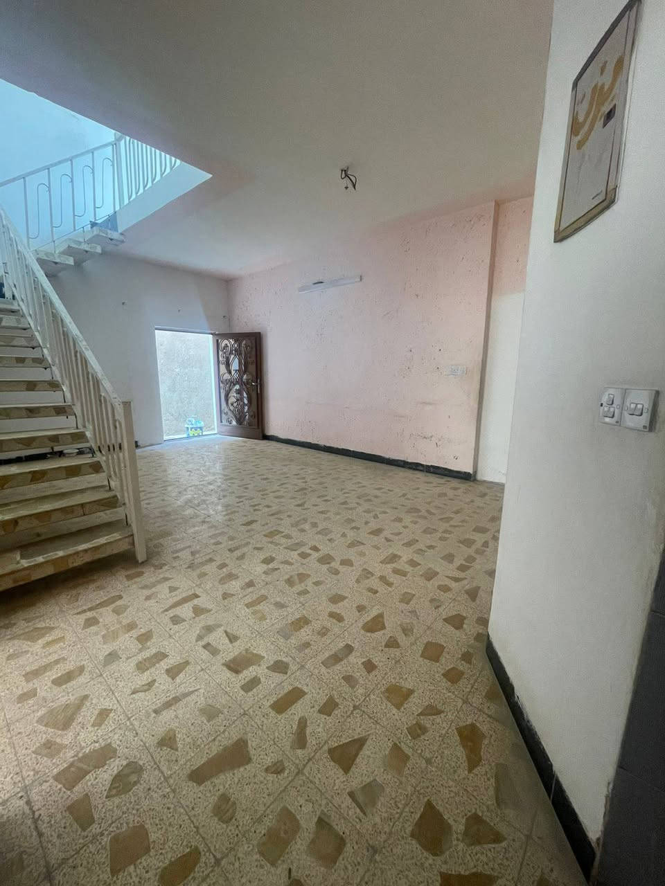 مشتمل للأيجار بي ٣ غرف نوم وهول ومطبخ وصحيات بيت نضيف ممحتاج كلشي بدون كراج ولا حديقة الموقع مجمع اليرموك على شارع ٦٠ قرب الصيدلية السعر نهايتة ٢٥٠ للاستفسار الاتصال ***********
