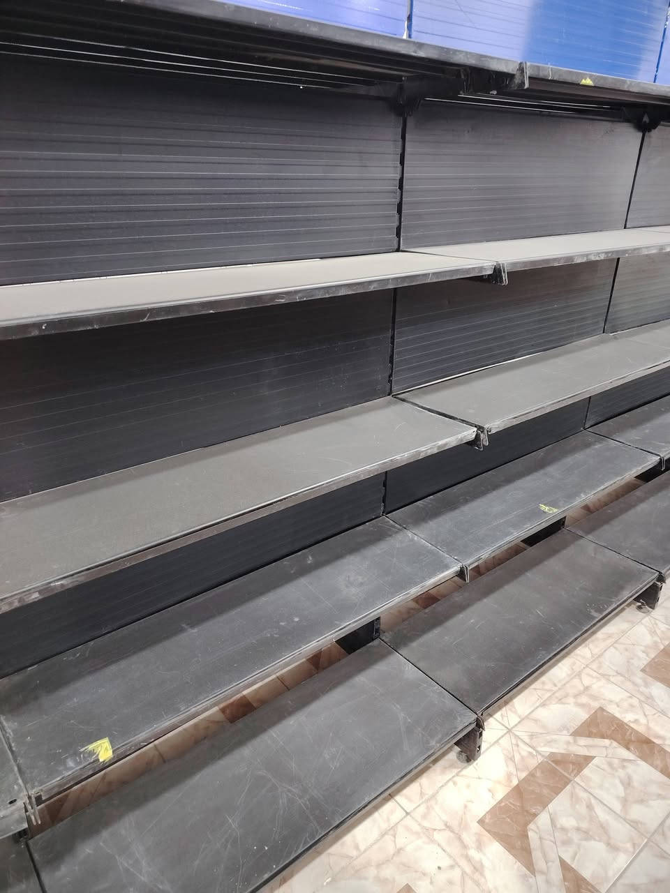 السلام عليكم
رفوف للبيع 13 متر جديدات ونضيفات استخدام قليل 
#المكان #الناصريه
#للأستفسار 
***********
