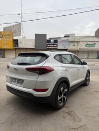 اخوان عندي توسان 2017 خليجي مكفوله السياره رقم بغداد بسمي نص فول مكينه...