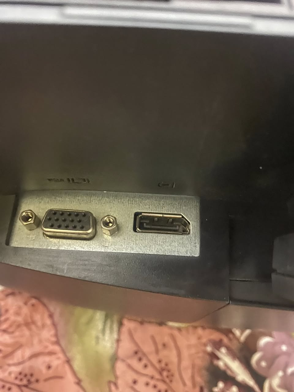 شاشات حجم 19و20
منفذ دسبلي بورت
حجم 19 ب25
حجم 20 30 الف
توصيل موجود
***********
