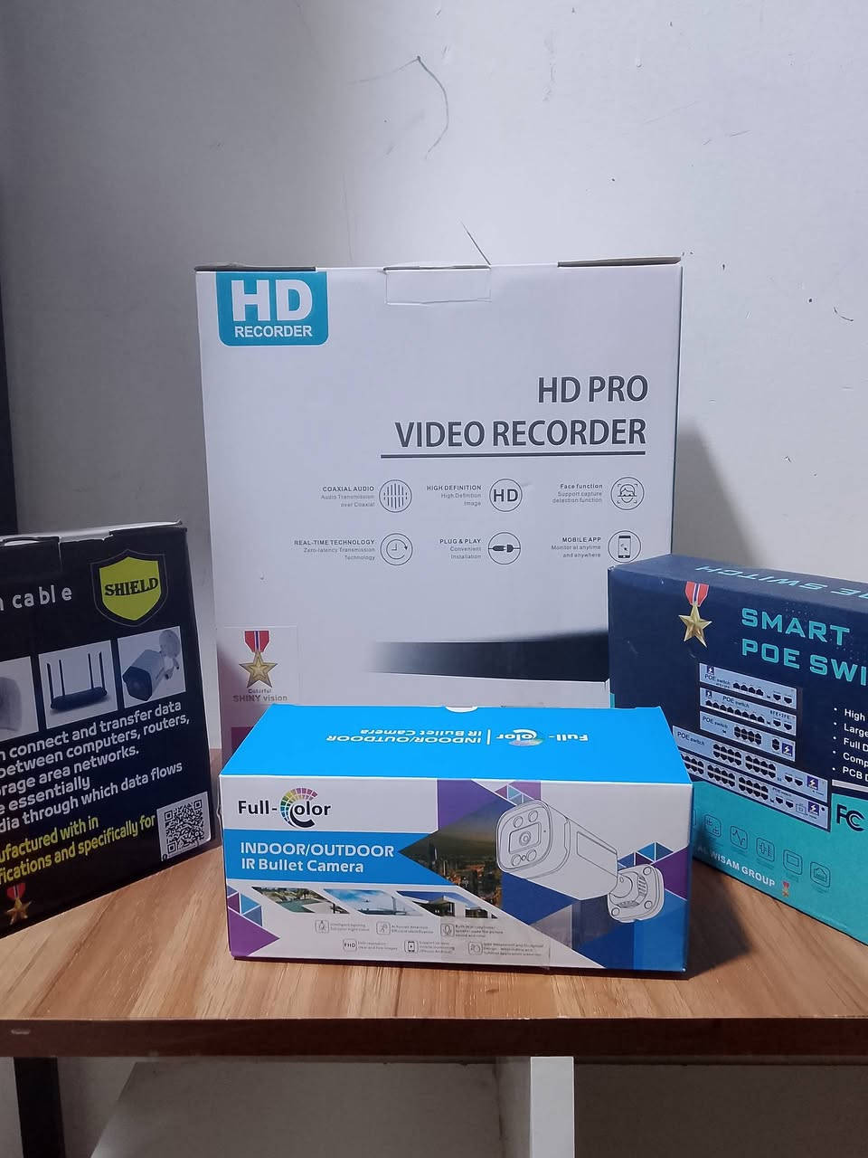 السلام عليكم 
وسنه سعيده ان شاء الله على الجميع. تتوفر ارقى كامرات من نوع ip اذا تحب  تجميع او كت  دقه وضوح وسهله  وربط النت  للتواصل خاص او الاتصال 
***********
