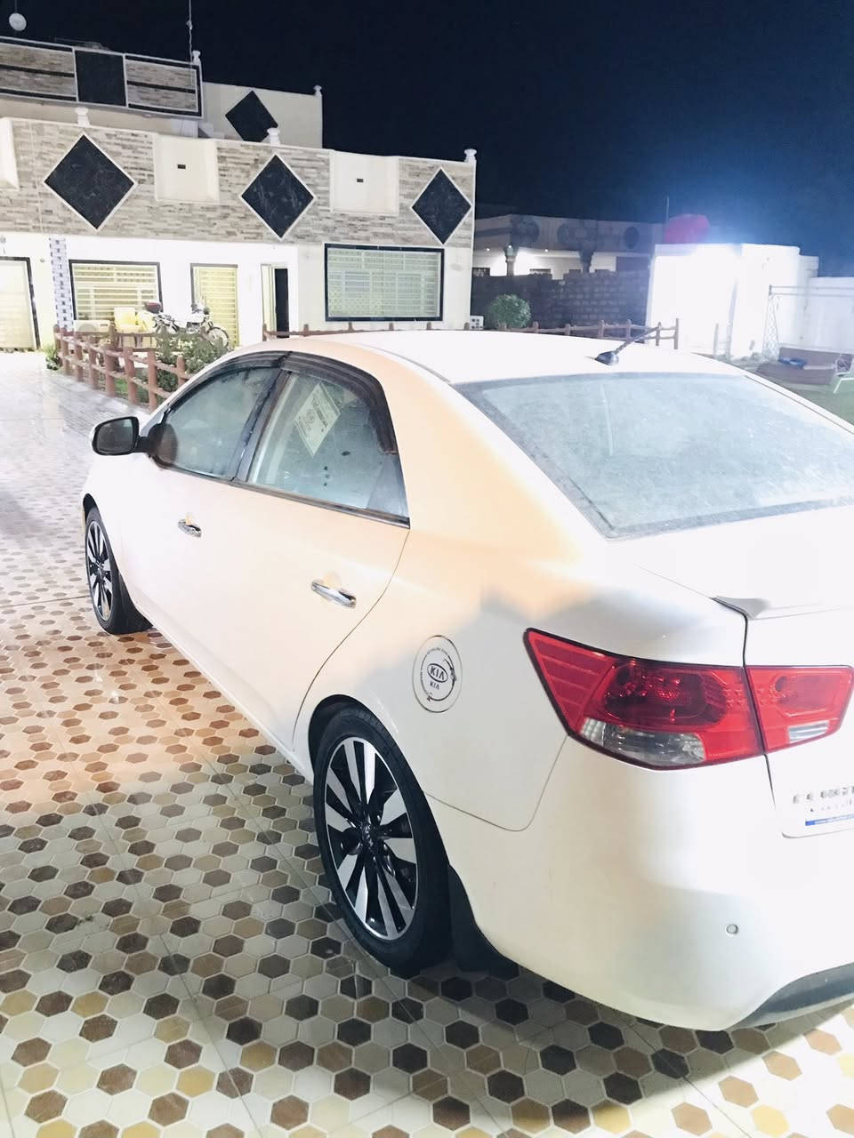 سيراتو 2011 (خليجي)
1-فول مواصفات 1/1
2-بصمه تشغيل
3-بصمه فتح ابواب 
4-فتحه سقف
5-مري شفط
6-شاير بل مري 
7-سستمه ابواب وجنطه
8-صالنصه رياضي 
9-محرك 1600
10-كير 6نمر
11-شفتات سرعه
12-دوسات ارضيه رياضي
13-تحكم ستيرن جهتين
14-شاشه كامره خلفيه
15-حساسات خلفيه 
4-16دسك
5-17ويل كب حجم ١٧
السعر (120)وبيهه مجال
رقم الهاتف(***********)
