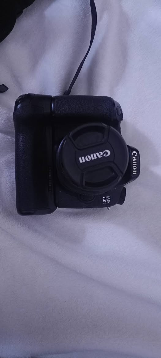 السلام عليكم كامرتين كانون للبيع 
70D
700D
عدسه70/300
مع كامل الملحقات 
بطاريه 
كرب 
شاحنه
حزام كتف
للاستفسار +964 771 647 8306
***********
