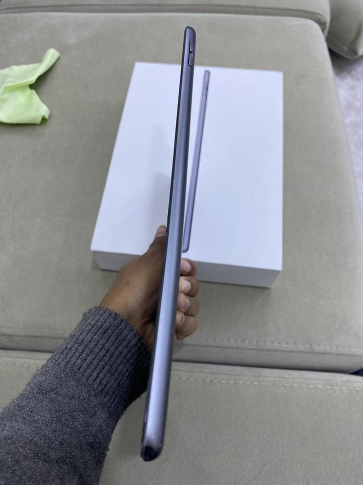 السلام عليكم ايباد ٩ ذاكرة ٦٤ بطارية ٨٧ جهاز نضيف كلش الكسر بل أزمة الشاشة الأصلية كلشي ما بيهة سعرة ٣٥٠ و بي مجال زين للتواصل واتساب ***********
