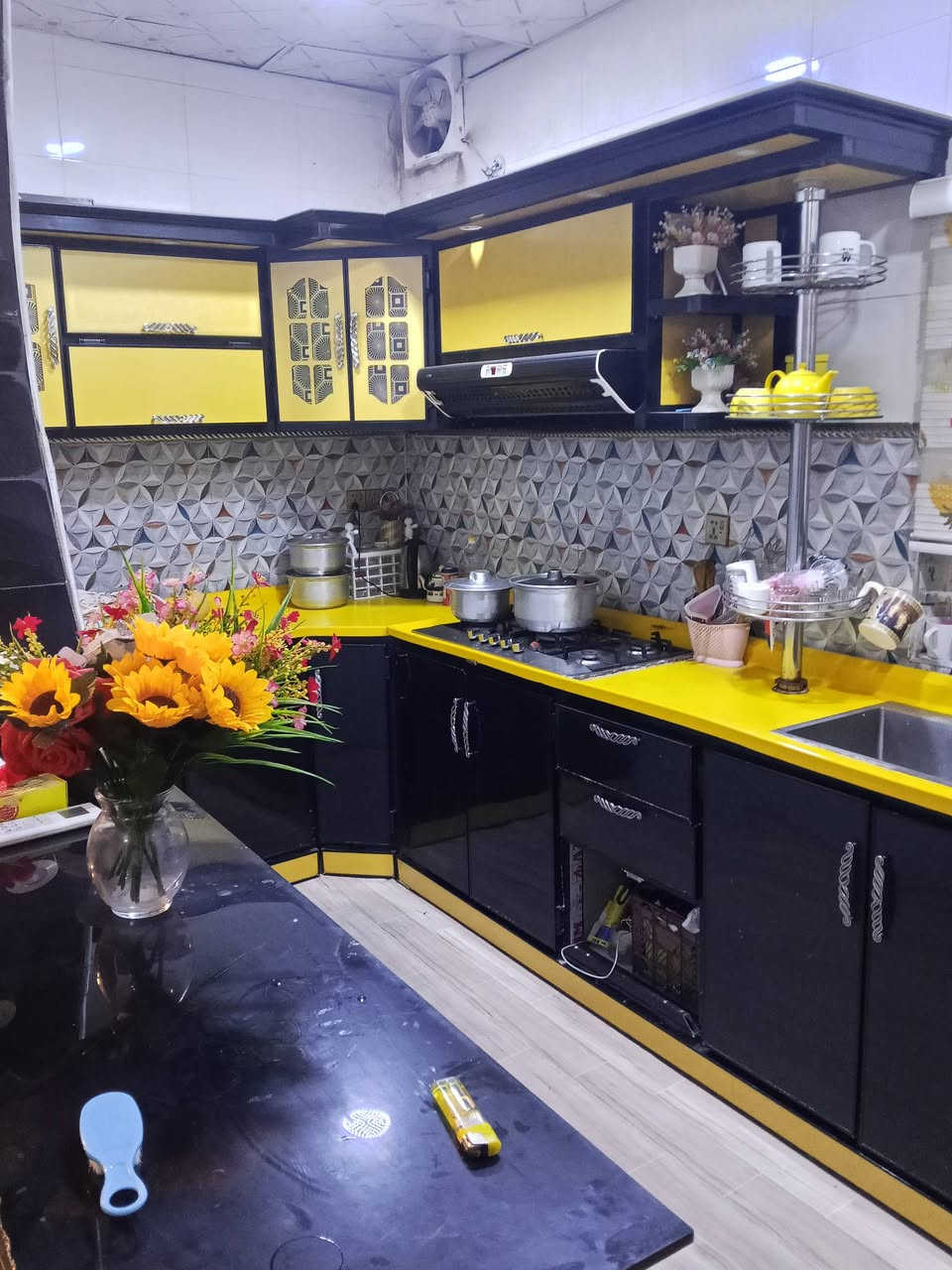 البيت للبيع با الكادميه المساحه 100م مربع قرب شارع العام يحتوي البيت علا غرفه نوم و صاله و مطبخ و براني وصحيات خارجية و داخليه اللاستفسار مراجعة مكتب سلام الجبوري الاتصال ***********

