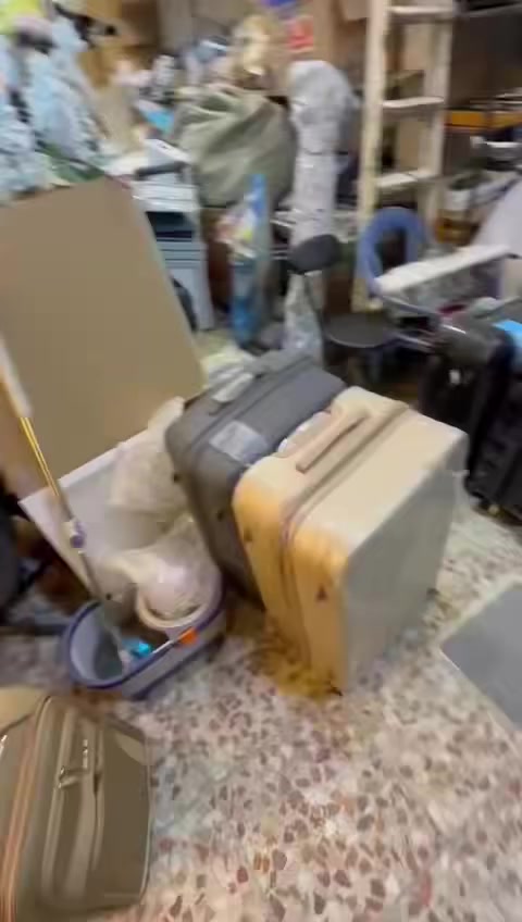 السلام عليكم 
كل الفاصيل داخل المقطع 
امزون خشن ومكس ربش ربش ربش 
وياهن احذيه 7 كراتين تقريبا250 قطعه كل ماستر وامزون 
وياهن لانجري تقريبا 800 قطعه لو اكثر
وياهن جنط سفر 50 جنطه سعررر بلاششش 2500 الكيلو    اتصال او واتساب ***********
