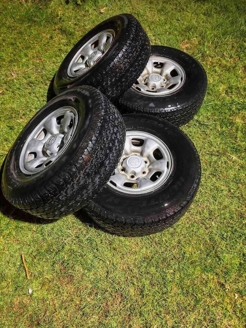 للبيع تخم ويل كب مع تايرار مع كب اصلي  هايلوكس 2015  فور ويل  حجم 255/70R15C 
السعر 450 وبي مجال  مع الكبات 
 عنوان بابل ورديه خارج 
الاستفسار ***********
***********

