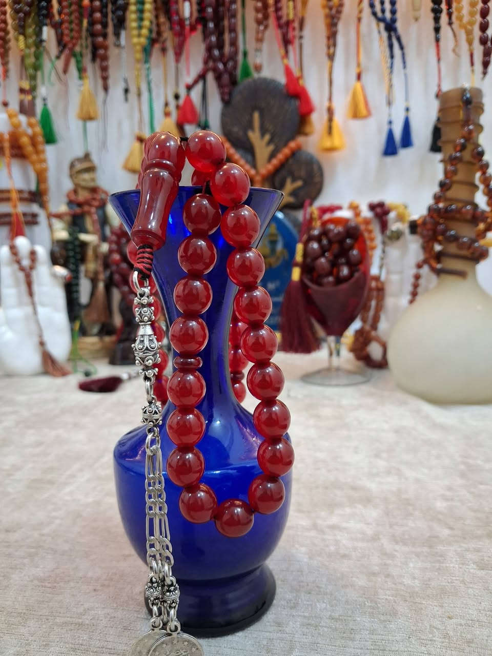 السلام عليكم ورحمة الله.. نرجو من إدارة الصفحة الموقرة الموافقة على النشر مع التقدير.
​جمال الخام الألماني الأصيل وبراعة الخراطة العثمانية الأصيلة والقديمة تجتمع في هذه السبحة المميزة ذات اللون الأحمر الجذاب، والتي تتكون من 45 خرزة متناسقة بوزن إجمالي يبلغ 54 غراماً. ما يميز هذه القطعة هو دقة العمل وعراقة التصميم التي تعكس الذوق الرفيع وفخامة الاقتناء لتكون تحفة فنية فريدة بين يديك. هذه التحفة متوفرة الآن بسعر 100 ألف دينار عراقي، مع توفر خدمة التوصيل لجميع المحافظات بسعر 5 آلاف دينار فقط. للاستفسار والتواصل من بغداد يرجى الاتصال على الرقم ***********، ولمتابعة كل جديدنا يشرفنا انضمامكم لصفحاتنا الرسمية عبر الروابط التالية:
​فيسبوك: https://www.facebook.com/share/17jXouFZ5c/
تيك توك: https://tiktok.com/@mazez.abojafar
