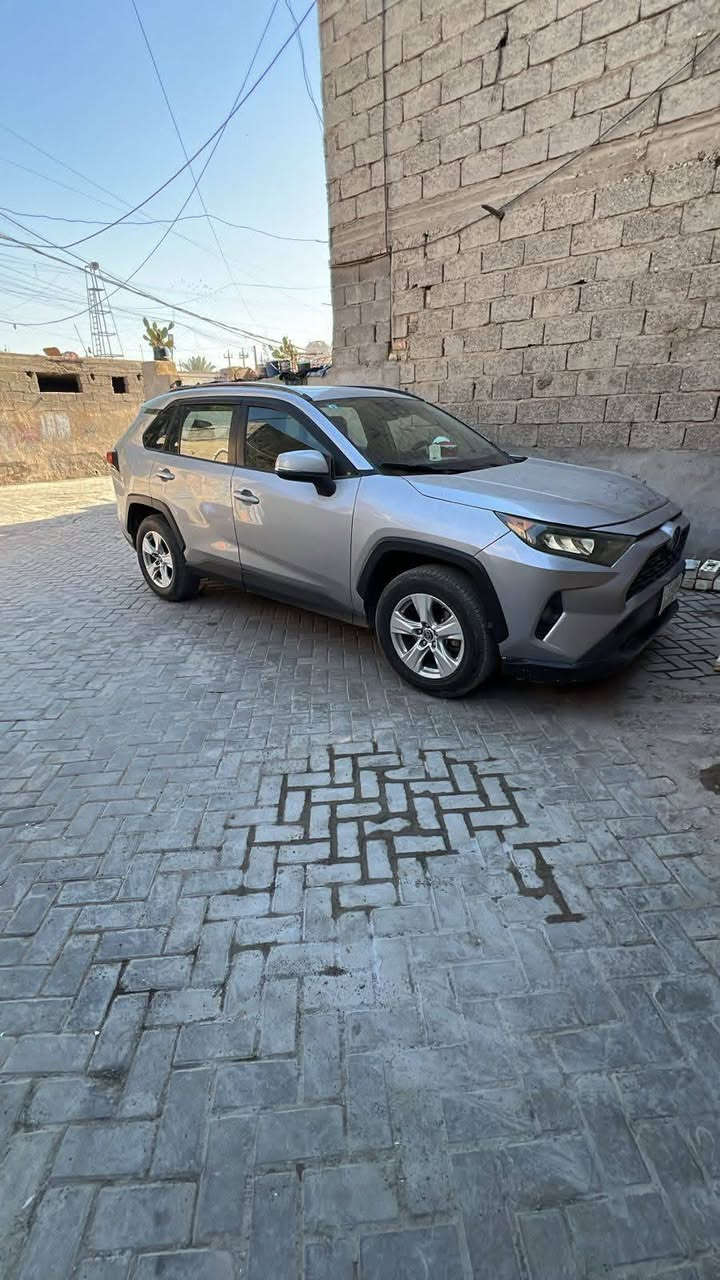 السلام عليكم للبيع راف فور 2019 XLE حادثها جاملغ وبنيد وبيها ٤ بيبان كلير  من امريكا فقط بدون دواخل صور الحادث والسونار بالمنشور الشراي يتصل اني مكلف بالنشر سعر 170 وبيها مجال 
***********
***********
