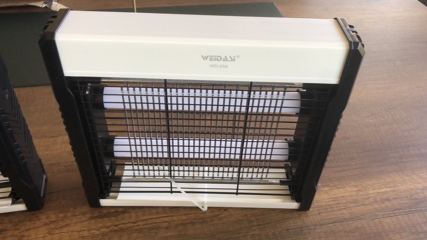 عرض خيالي : قانصة ذباب احترافية - ٢شمعه -تشتغل بكفاءة عالية ولاتحتاج الى تيار كهرباء عالية، مزودة بسلسلة وتكدر تعلقها وتصير منضدية ،وهي تعمل بنظام UPS يعني شاحن تلفون 
متوفرة بثلاثة احجام: صغير ٨٠٠٠دينار /المتوسط ١٠٠٠٠دينار/الكبيرة ١٢٠٠٠دينار
مع كل قطعه شاحن نقال مجاني
الكميه محدودة 
