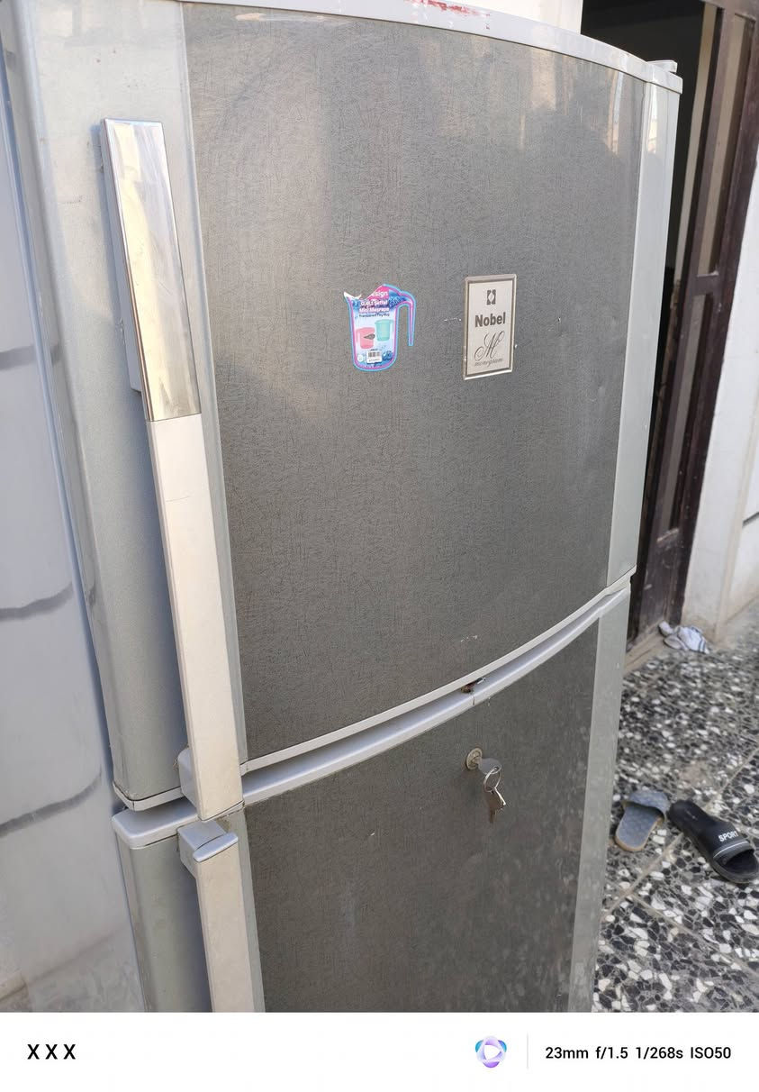 ثلاجة للبيع مستعملة بحالة ممتازة.
✅ شغالة 100% وتبريدها ثلج.
✅ نظيفة  من الداخل والخارج.
✅ السعر: [175 وبيه مجال] 
المكان: [بغداد ابو غريب] ‏‪***********‬‏
