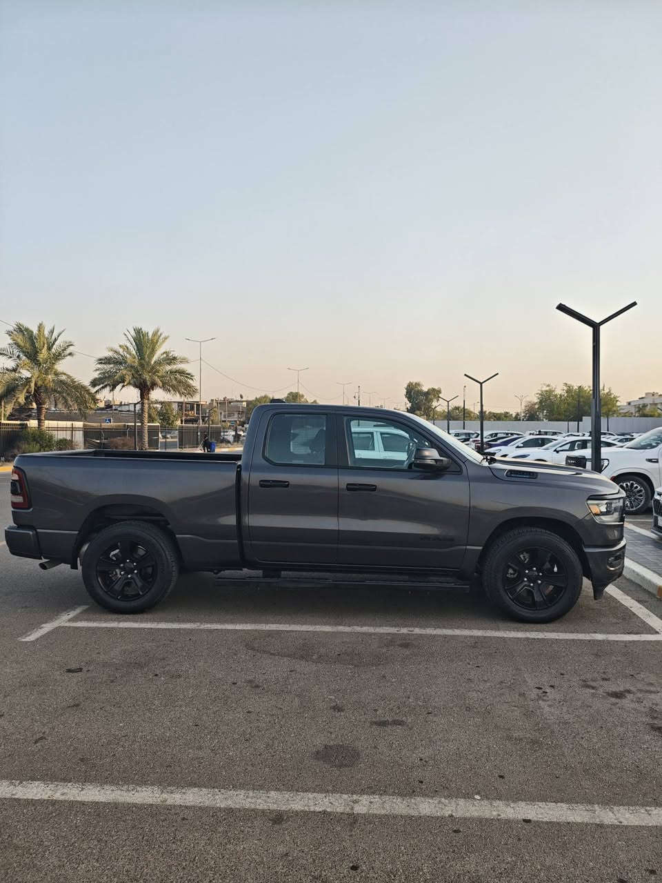 ماكو رام بهذا الموديل والموصفات بهيج سعر
RAM 1500 LONE STAR 2023 | رام لون ستار

الممشى: 46 ألف ميل فقط

المحرك: 6 سلندر ايتورك 3.6 (الاقتصادي)

البدي: طويل باب قصير 

🎩 المواصفات المميزة:

• لون خارجي Star Black الفخم

• مري شفط

• تشغيل عن بعد 🔑

• تدفئة مقاعد + تدفئة دركسون

• تعديل كهربائي لدواسات البنزين والبريك

• نظام توقف ذاتي + إطفاء المحرك لتقليل صرف الوقود

• نظام صوت الباين فاخر 22 سماعة + دمّام محيطي 🔊

• كشافات جانبية مع إضاءة ترحيب بالمرايا

• الجامّة الخلفية كهربائية

• شاشة كبيره (تيسلا) + حساسات أمامية وخلفية + كاميرا

• تبريد قطعتين

• ويل 20 تخم تاير جديد سنه 24

• لايتات + بك لايت لد

وبعد بيها هواي مواصفات

السيارة حادث بنيد مبدل ، الجاملغات بارد بشكل نظيف جداً. بدون شواصي

⚠️ ملاحظة: السيارة بيه حادث طفيف مسبق بامريكا وبيه صفحه رش وموجود تقرير carfax الحادث بتاريخ 2023

رقم بغداد باسمي

📍مكان السياره : بغداد

السعر /210 ورقه

فقط بيع ما اراوس 

☎️ ***********

💎 السيارة جداً، نظيفة من الداخل والخارج،
