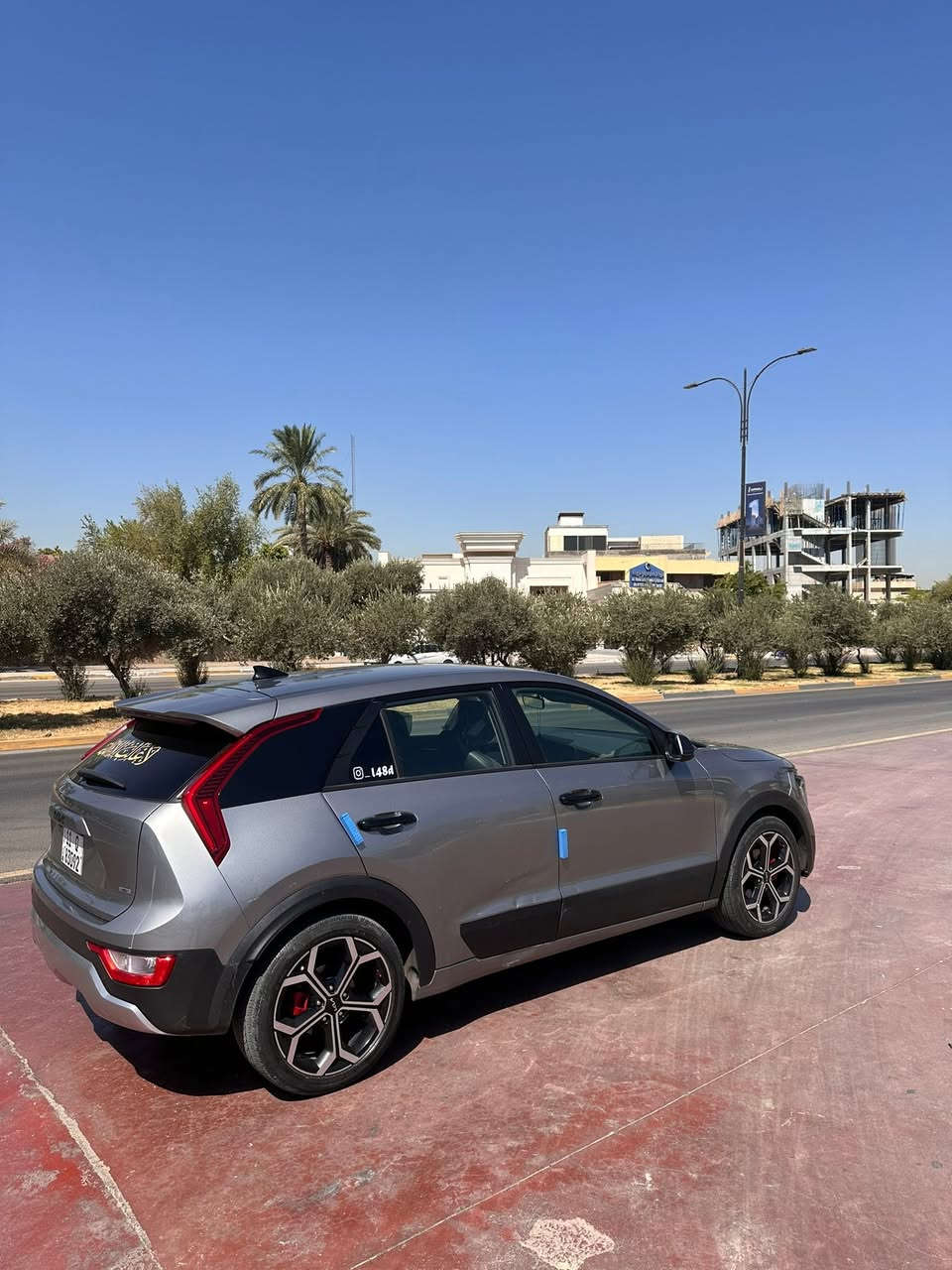 🔥 للبيع – كيا نيرو هايبرد 2023 LX 🔥
✨ رقم بغداد – جاهزة للاستخدام مباشرة ✨

🚗 الموديل: 2023
🚗 النوع: Kia Niro Hybrid – فئة LX
🚗 الممشى: 57 ألف مايل
🚗 ويلات: 18 إنج
🚗 قير: أوتوماتيك
🚗 نظام: هايبرد اقتصادي جداً بالوقود

🔹 المواصفات:
✔️ شاشة متعددة الاستخدام
✔️ كاميرا خلفية
✔️ مثبت سرعة وقياده شبه ذاتيه
✔️ بلوتوث وUSB
✔️ تكييف ممتاز
✔️ نظام أمان وثبات
✔️ حساسات ومواصفات راحة متعددة
✔️ اقتصادية عالية جداً بالوقود
منافذ تايب سي 3 ويو اس بي 1
لد امامي برتقالي في شباج السياره
اوتو هواد 
تحديد مسار
دشبول ٣ الوان
وضعيتين قيادة (sport،Eco)
نقاط عمياء 
بريك ذاتي امامي 
وخلفي

السياره حلوه ومرتبه وجاهزه 

🔹 ملاحظات:
✅ حادث سابق وتم تصليحه بالكامل 
بدون دواخل ايرباك ستيرن  صبغ بنيد وجاملغ نصه
✅ السيارة حالياً كاملة وما بيها أي نقص
✅ إيرباك الستيرن
✅ باب خلفي بيه طعجة خفيفة 
✅ محرك، جير، وشاصي بحالة ممتازة
✅ جاهزة للفحص والمعاينة

⭐ سيارة نظيفة، عملية، ومناسبة للاستخدام اليومي والسفر.
📍 الموقع: بغداد
💰 السعر:140 قابل للتفاوض بعد المعاينة
📞 للاستفسار: *********** واتس

‭***********‬
