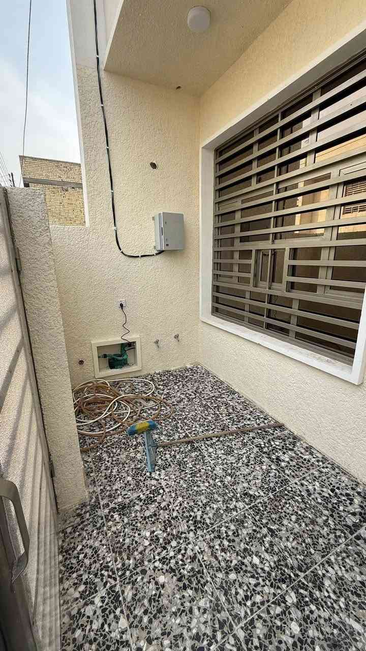 سلام عليكم 
دار للبيع 
المساحة ٧٥ متر طابو ملك صرف سكني

طابق ونص 

الموقع بغداد منطقة الانتصار مقابل مستشفى حمادي شهاب طريق الشعب الحسينيه 

يحتوي على 
استقبال ومطبخ حولي 
و غرفتين نوم
ومنور 
مع صحيات

بناء جديد زيرو ما مسكون
للإستفسار الاتصال على الرقم 📞
📞
***********
