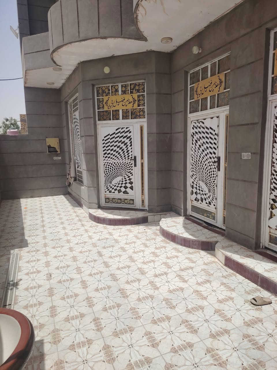 سلام عليكم دار للبيع عل الحولي خلف المجمع عبد الحسن كاع راجي المساحه ٢٤٠ الستفسار ***********
