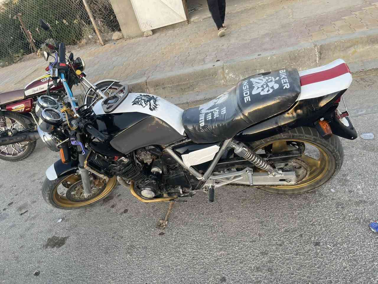 السلام عليكم
سيبي فور جيل اول محرك 400سيسي 
مرقم كامل شرط التحويل لوحات انكليزي 
محرك لك الفحص 
كهربائات كله شغاله الموطور نضيف جاهز
يرهم مراوس علا موطور او علا سياره حسب الاتفاق 
الاستفسار خاص او اتصل علا الرقم ودلل 
***********
المكان الانبار قضاء حديثه
