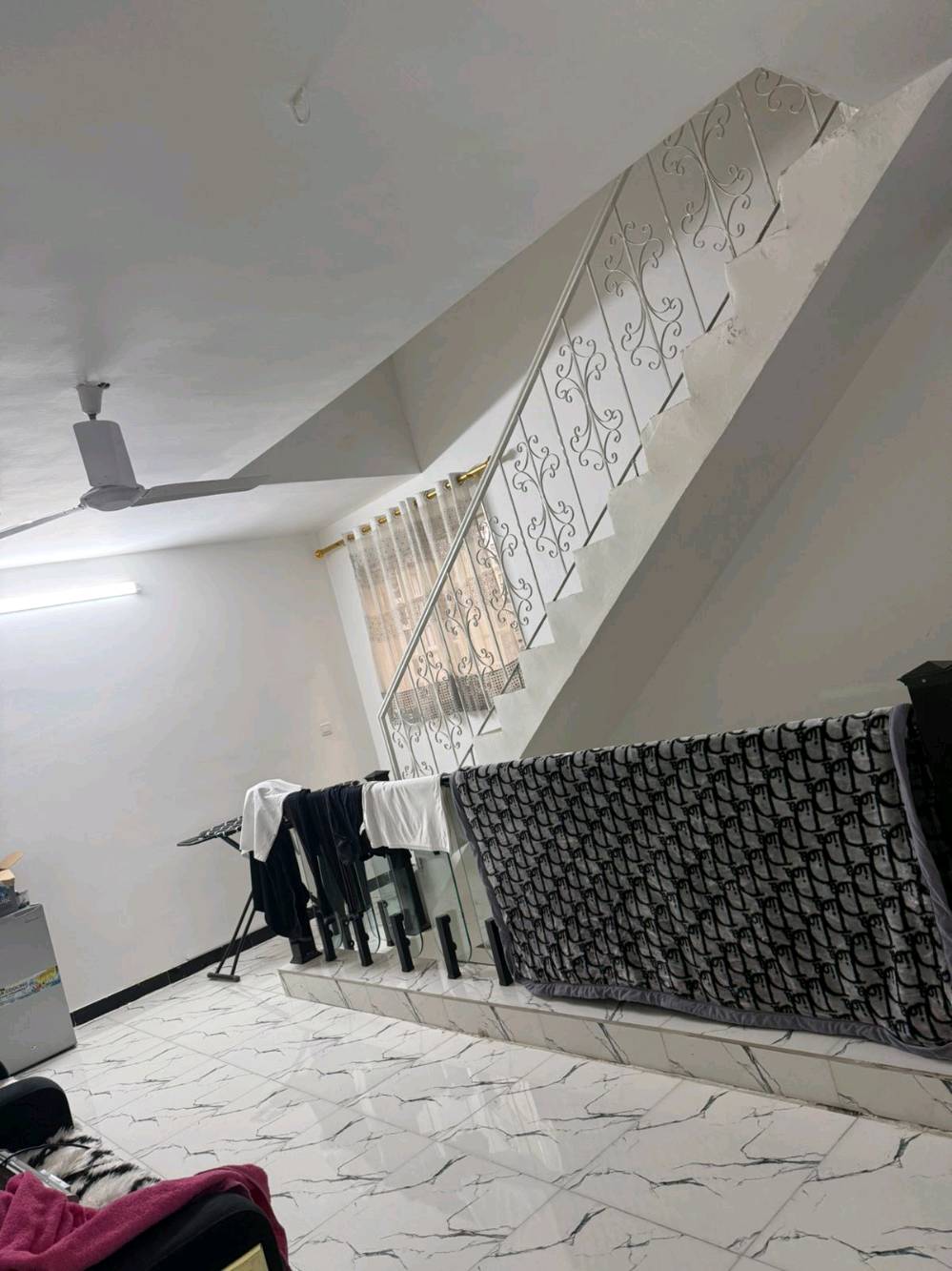  ملك 125 متر طابقين منطقة حي الاساتذة قرب اسواق دبي وملعب الاساتذة يحتوى المنزل على 3 غرف نوم ومخزن يصلح غرفة ومطبخ وصالة استقبال وممر واسع و3 حمامات(ثنين داخل المنزل وواحد خارجي) للاستفسار ورؤية المنزل التواصل مع: +964 775 843 7521سعر المنزل300 مليون قفل